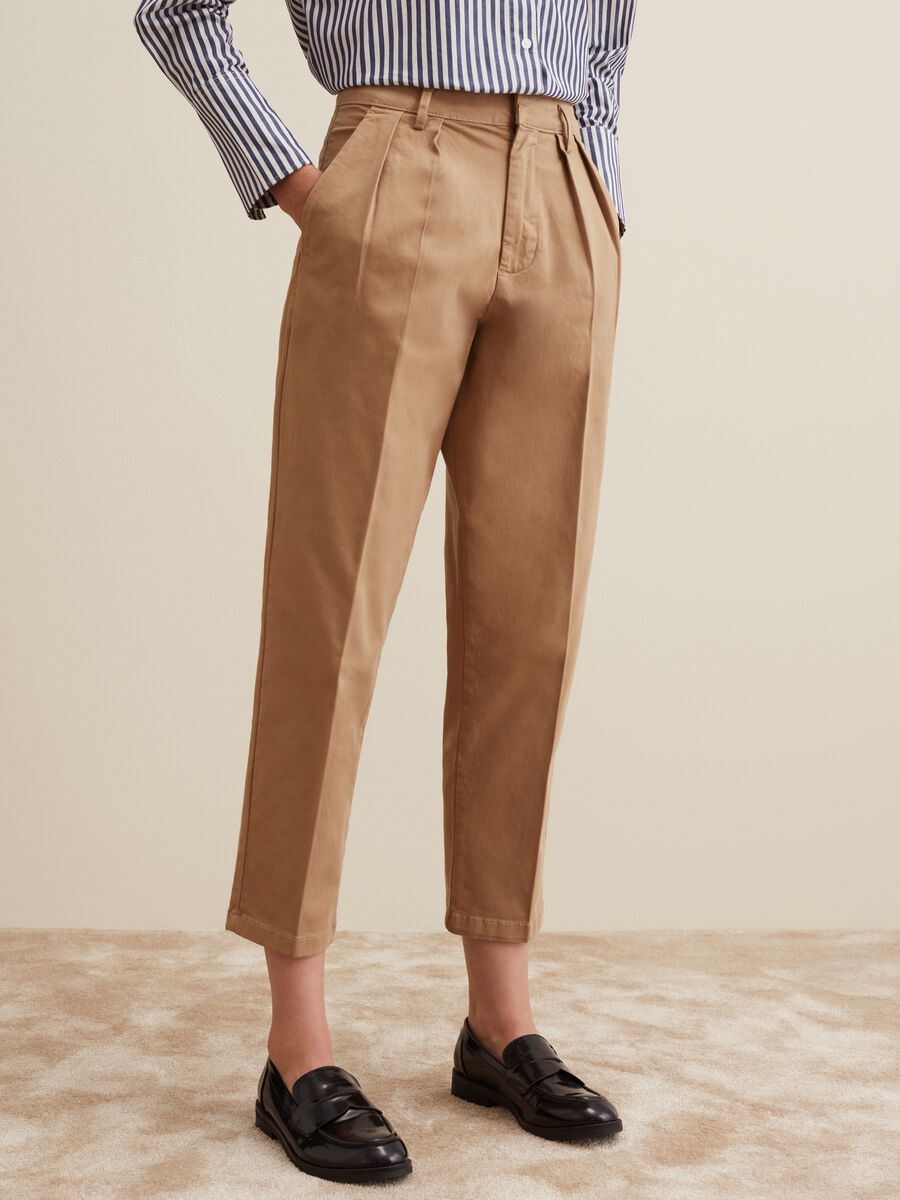 Cropped chino trousers with darts_1