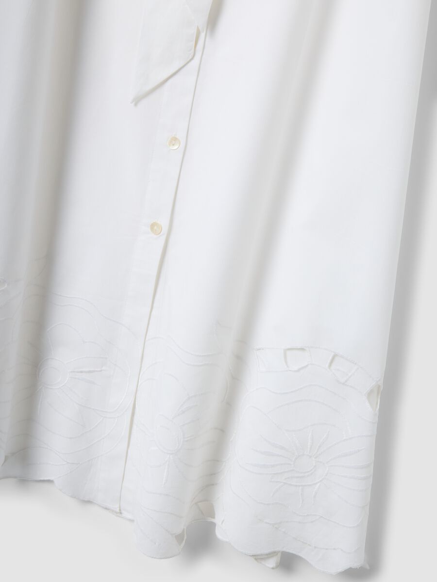 Wei&szlig;es Maxikleid aus reiner Baumwolle in Regular Fit mit Stickereien_1