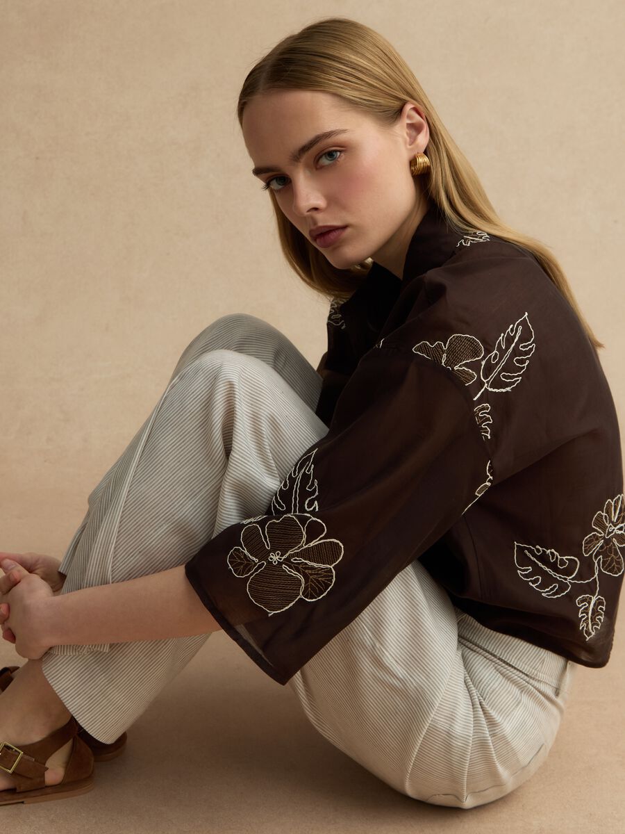 Braunes Lyocell-Mix Hemd mit Blumenstickerei im Regular Fit_0