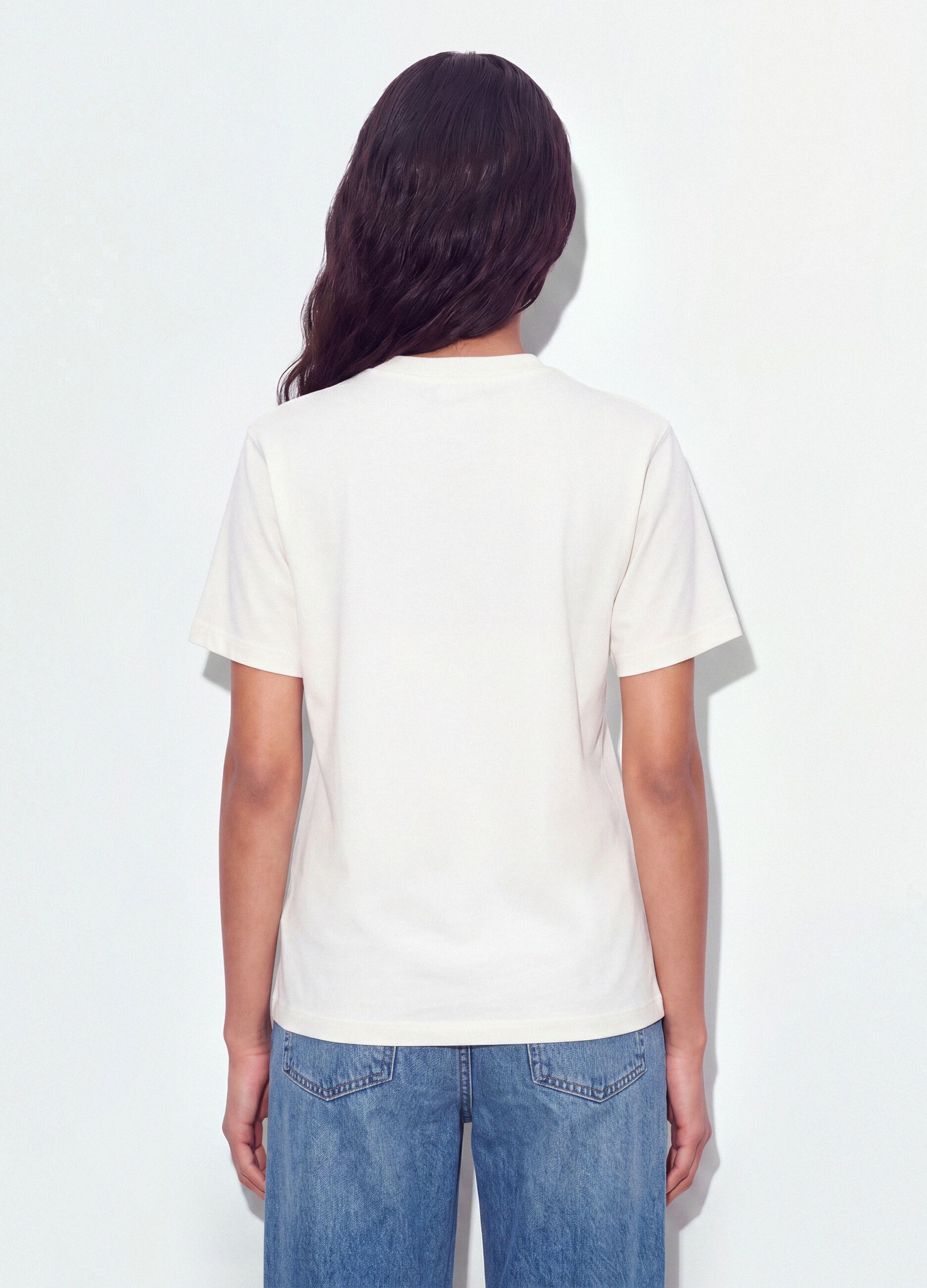 &Lambda;&epsilon;&upsilon;&kappa;ό T-shirt relaxed fit &alpha;&pi;ό 100% &beta;&alpha;&mu;&beta;ά&kappa;&iota; &mu;&epsilon; &sigma;&tau;ά&mu;&pi;&alpha; &sigma;&tau;&omicron; &sigma;&tau;ή&theta;&omicron;&sigmaf;