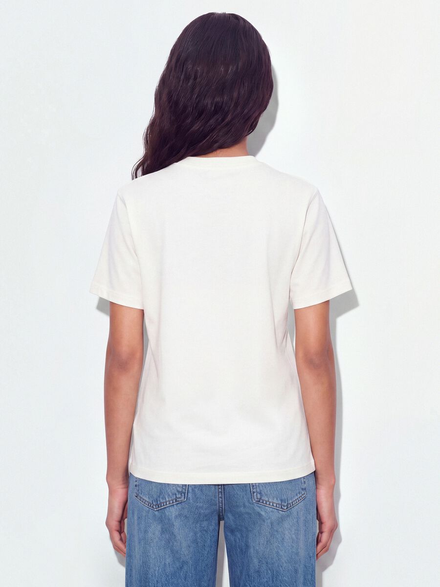 &Lambda;&epsilon;&upsilon;&kappa;ό T-shirt relaxed fit &alpha;&pi;ό 100% &beta;&alpha;&mu;&beta;ά&kappa;&iota; &mu;&epsilon; &sigma;&tau;ά&mu;&pi;&alpha; &sigma;&tau;&omicron; &sigma;&tau;ή&theta;&omicron;&sigmaf;_2