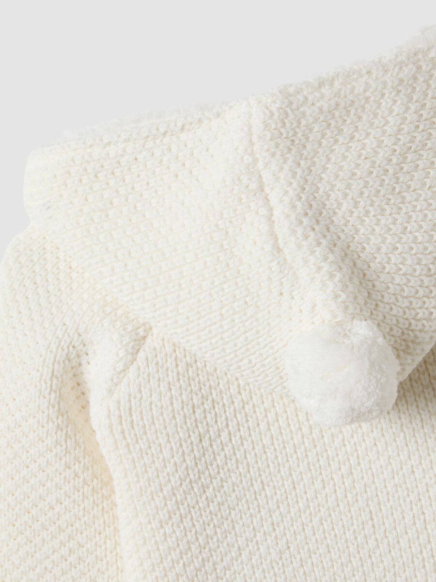 Giacca bianca in puro cotone organico con cappuccio effetto peluche_3