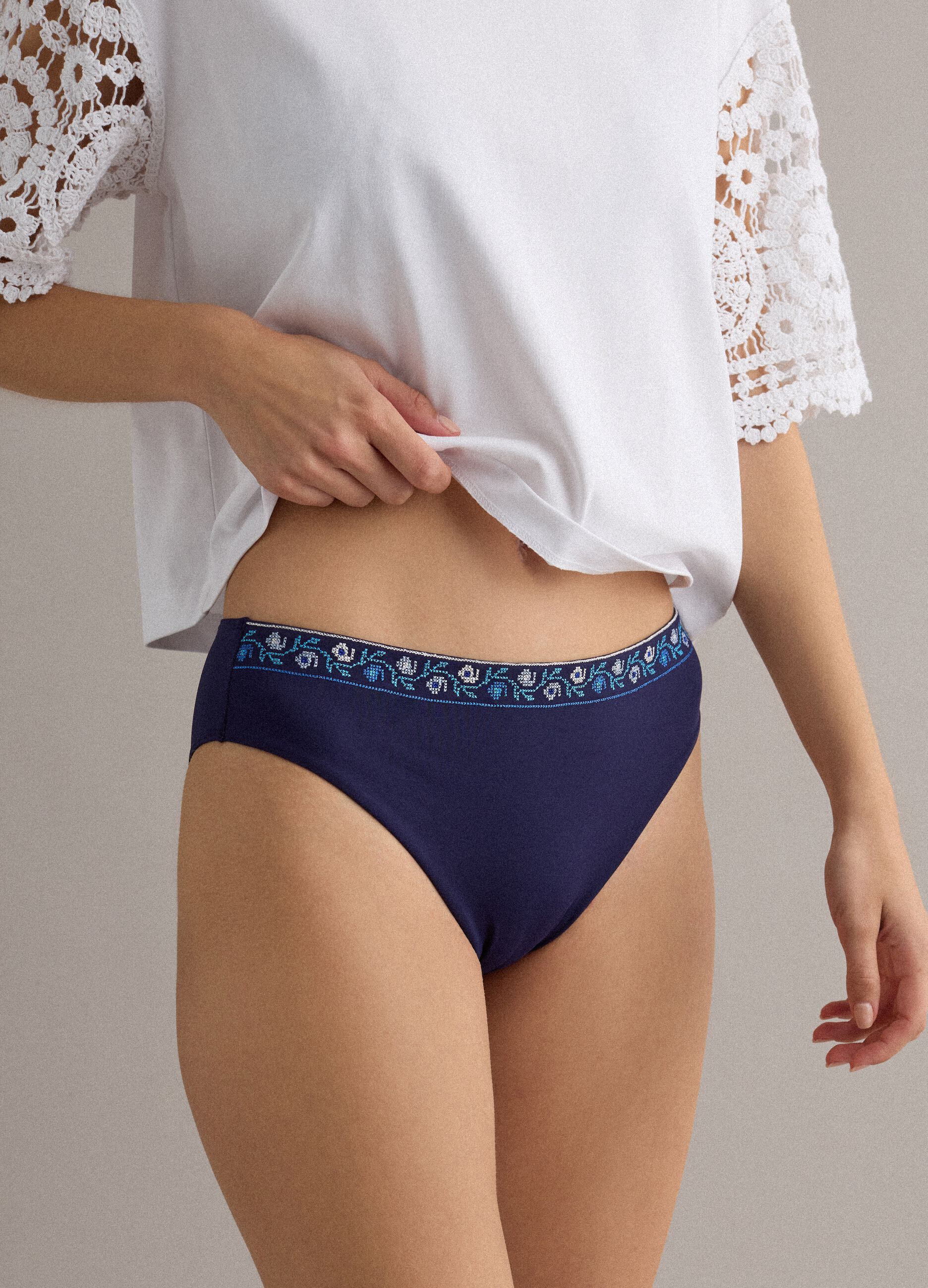 Blaue Bikinihose aus Stretchmaterial