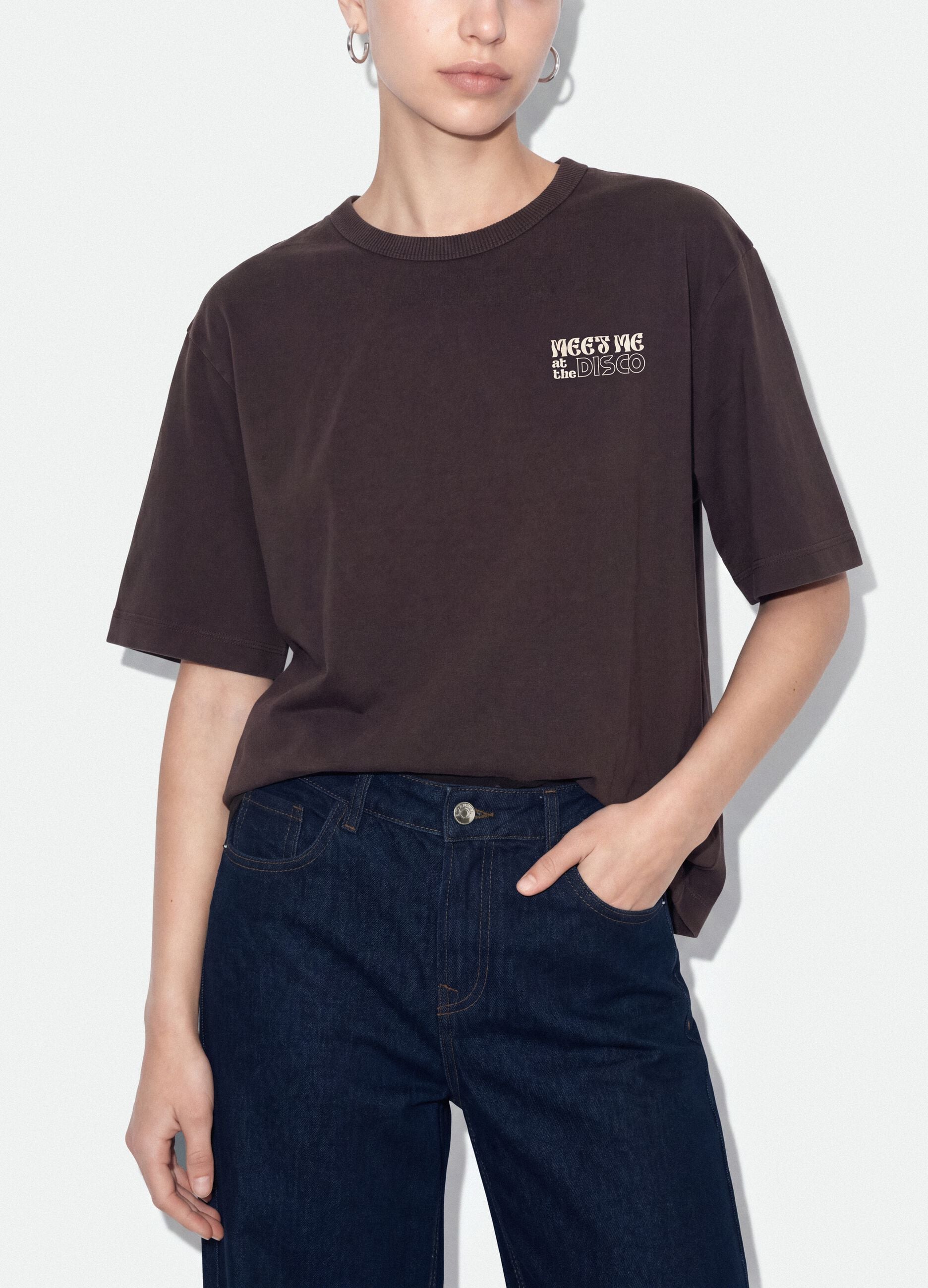 &Gamma;&kappa;&rho;&iota; oversized T-shirt &alpha;&pi;ό 100% &beta;&alpha;&mu;&beta;ά&kappa;&iota; &mu;&epsilon; &sigma;&tau;ά&mu;&pi;&alpha; &sigma;&tau;&omicron; &sigma;&tau;ή&theta;&omicron;&sigmaf;