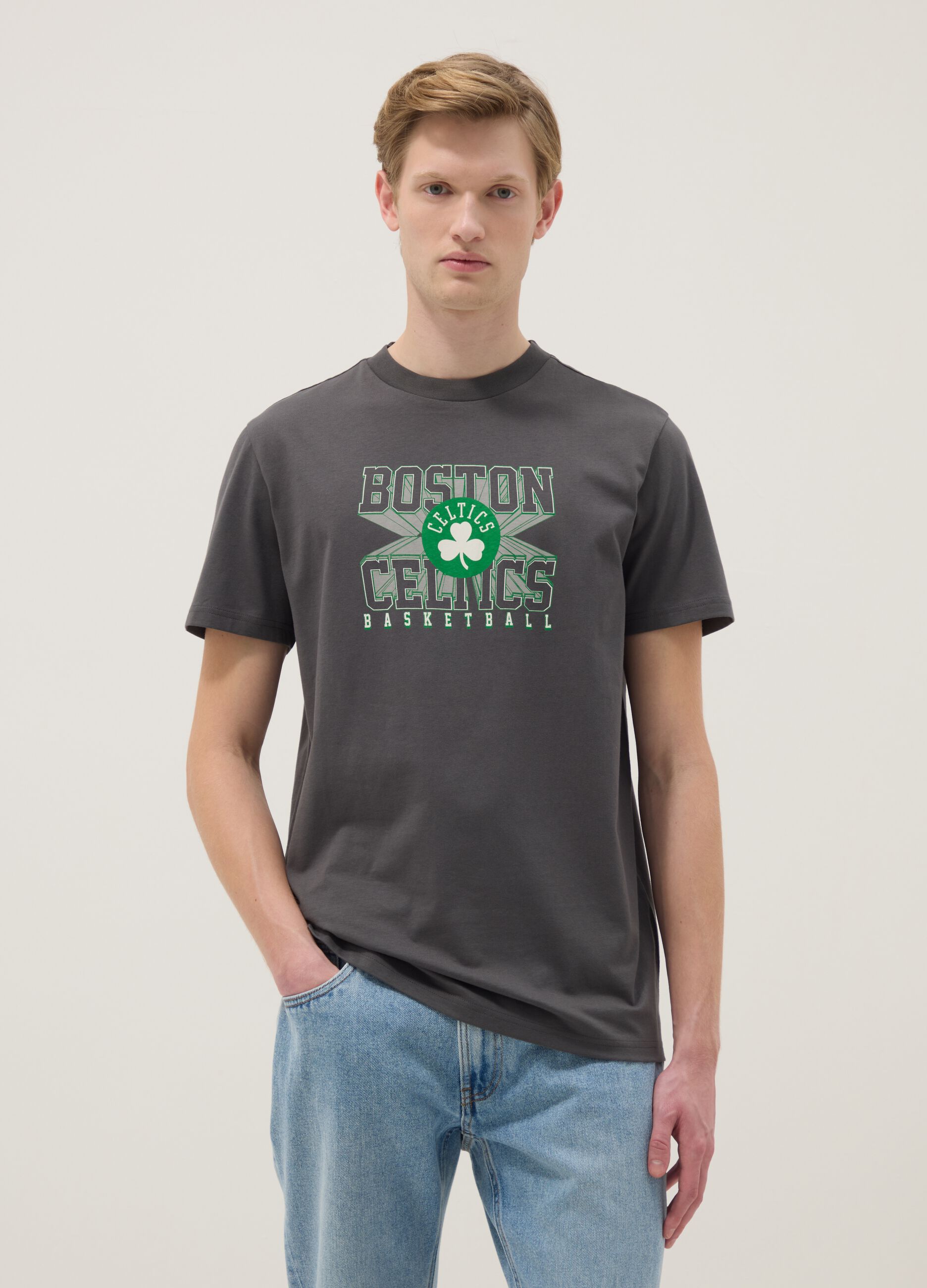 Graues T-Shirt aus reiner Baumwolle, Regular Fit mit Boston Celtics Druck