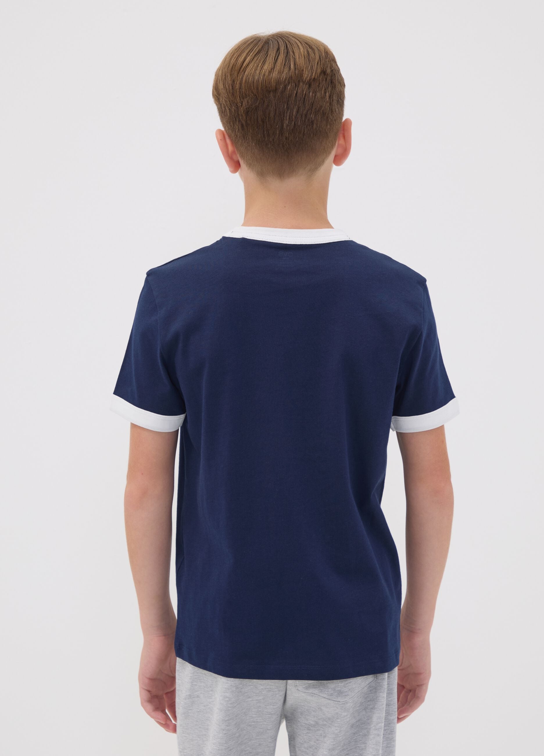 &Mu;&pi;&lambda;&epsilon; T-shirt &alpha;&pi;ό 100% &omicron;&rho;&gamma;&alpha;&nu;&iota;&kappa;ό &beta;&alpha;&mu;&beta;ά&kappa;&iota; &mu;&epsilon; &tau;ύ&pi;&omega;&mu;&alpha;, relaxed &epsilon;&phi;&alpha;&rho;&mu;&omicron;&gamma;ή &gamma;&iota;&alpha; &alpha;&gamma;ό&rho;&iota;&alpha;
