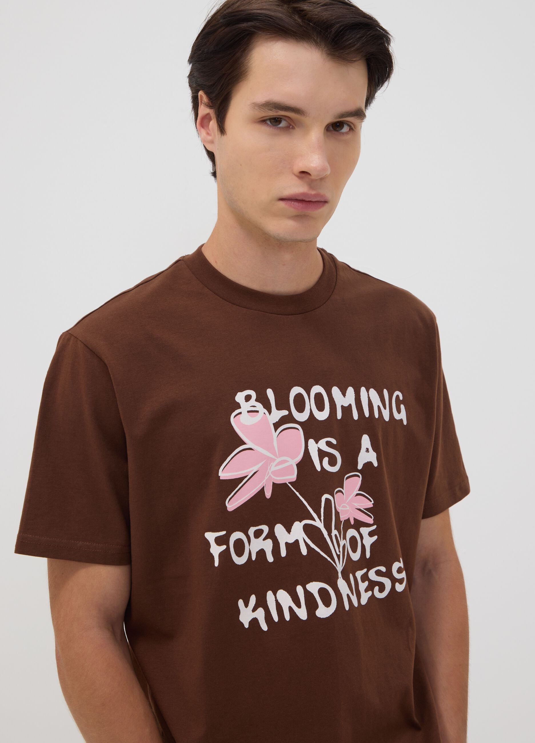 Braunes Jersey-T-Shirt aus reiner Baumwolle mit Schriftzug, Regular Fit