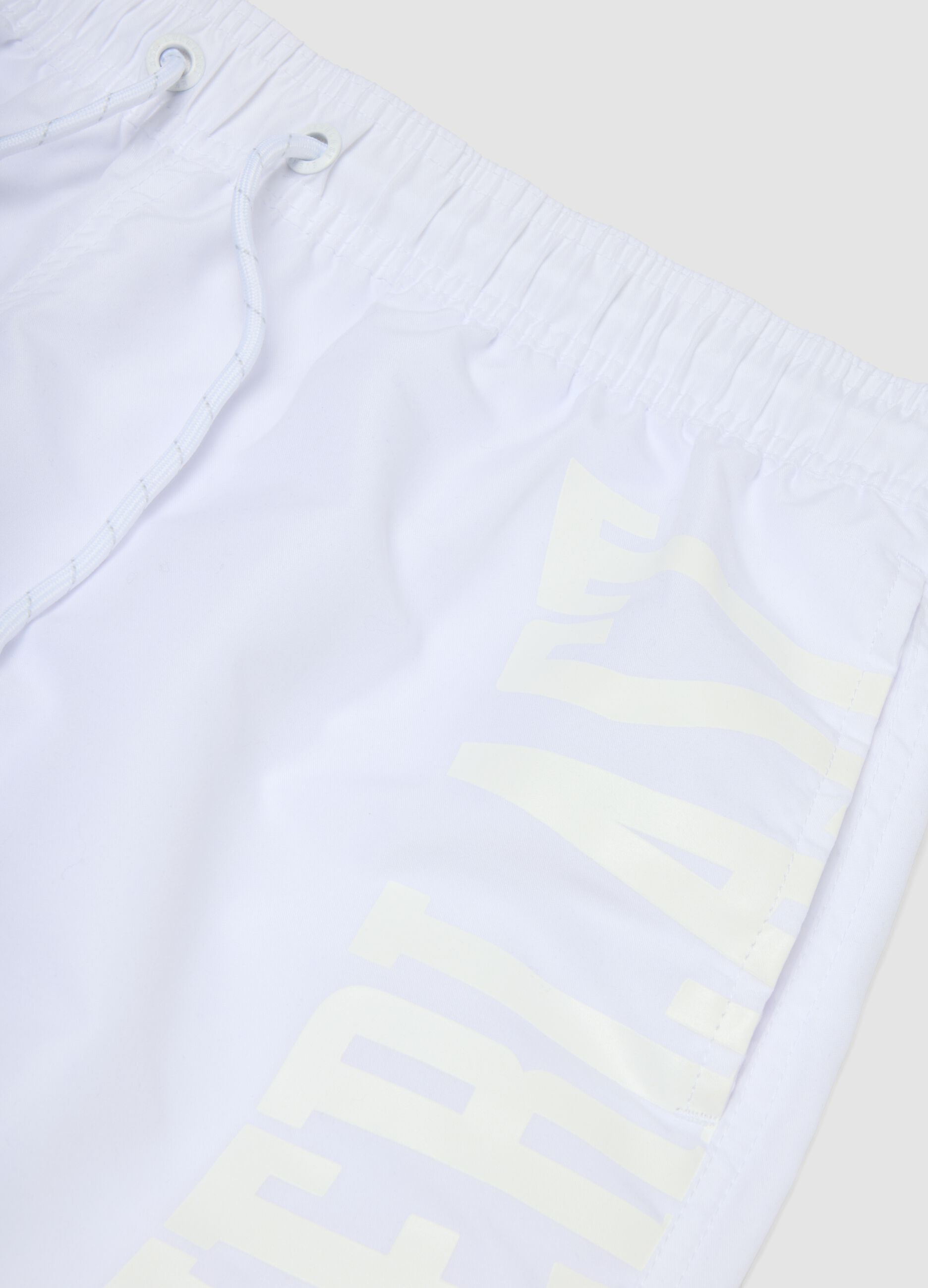 Wei&szlig;e Badeshorts mit Kordelzug