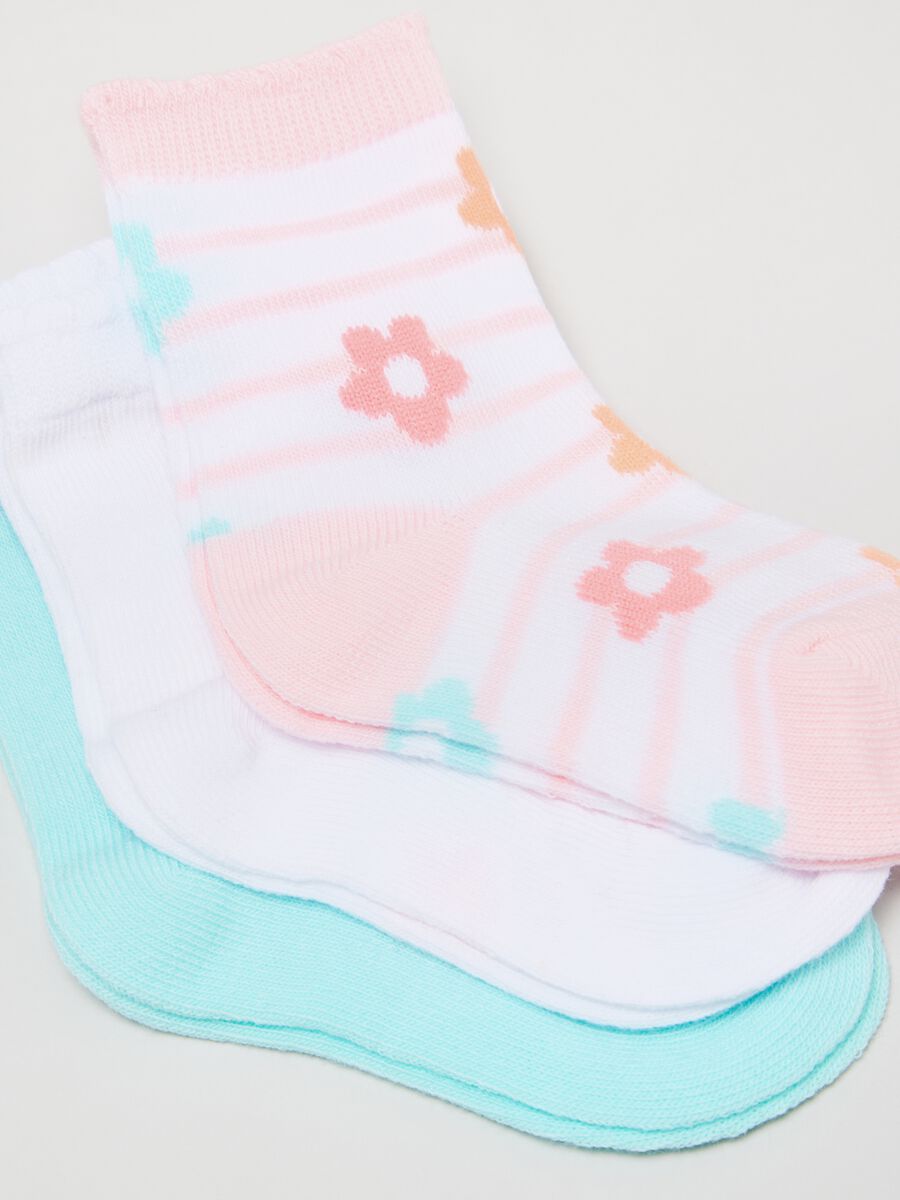 Three-pair pack socks with small flowers design_2