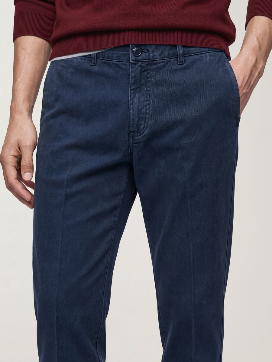 Pantaloni chino blu in puro cotone carrot fit_3