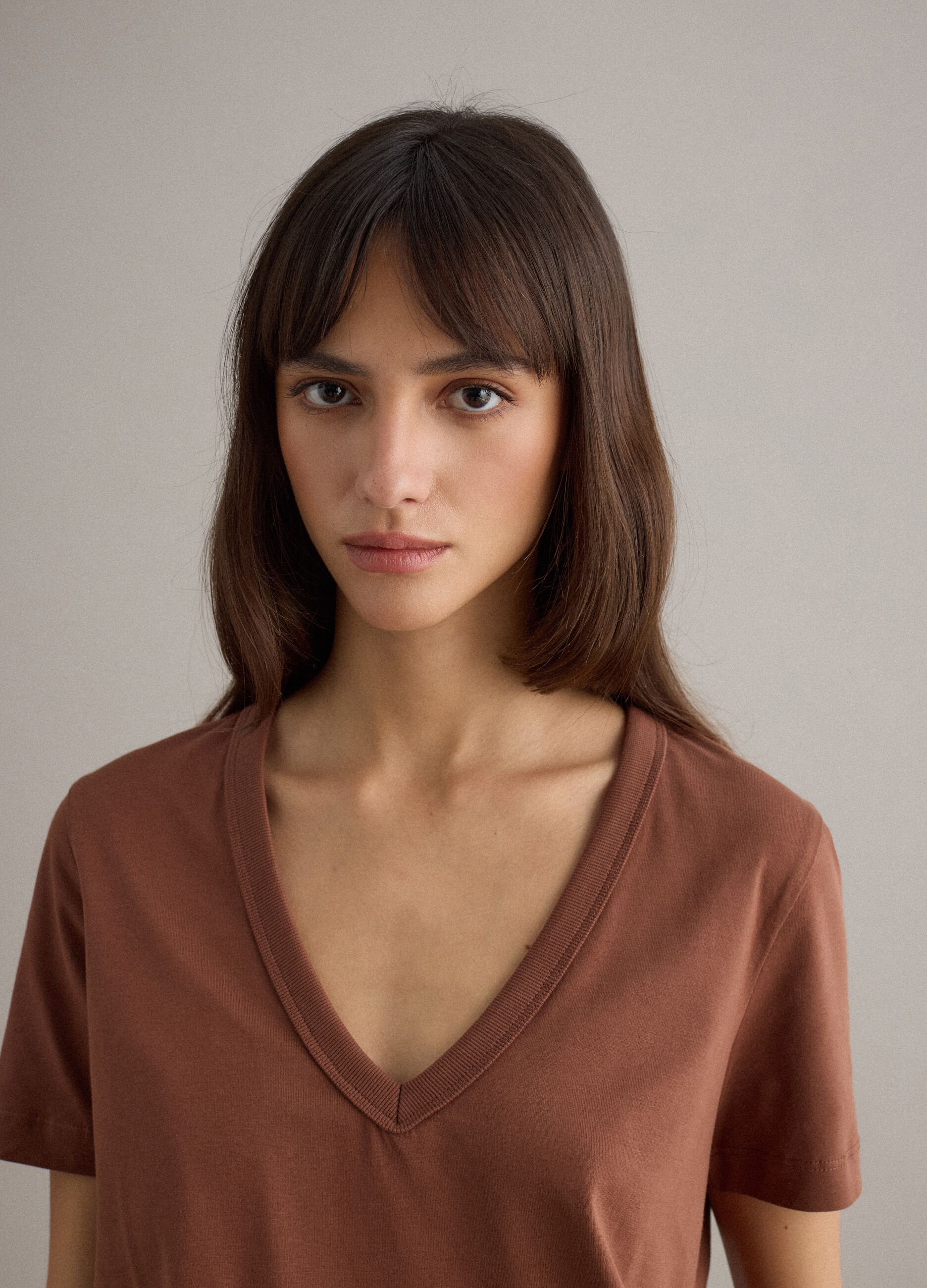 &Mu;&pi;&lambda;&omicron;ύ&zeta;&alpha; &mu;&epsilon; &kappa;&omicron;&nu;&tau;ά &mu;&alpha;&nu;ί&kappa;&iota;&alpha; &alpha;&pi;ό &kappa;&alpha;&theta;&alpha;&rho;ό &beta;&alpha;&mu;&beta;ά&kappa;&iota; &sigma;&epsilon; &kappa;&alpha;&phi;έ, regular fit, &beta;&alpha;&theta;ύ&sigmaf; V-&lambda;&alpha;&iota;&mu;ό&sigmaf;