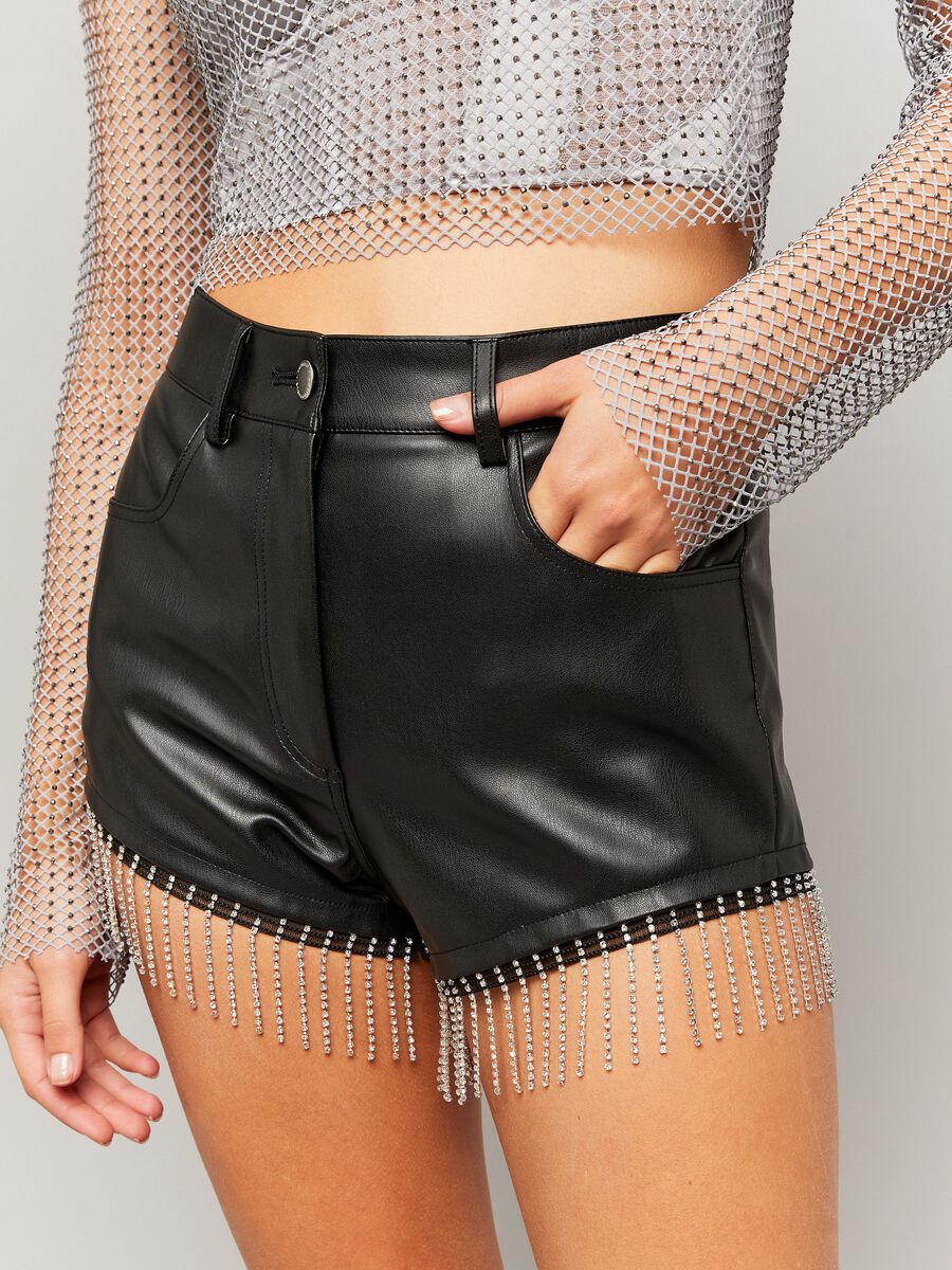 Glossy-effect shorts with fringes in diamantés_2