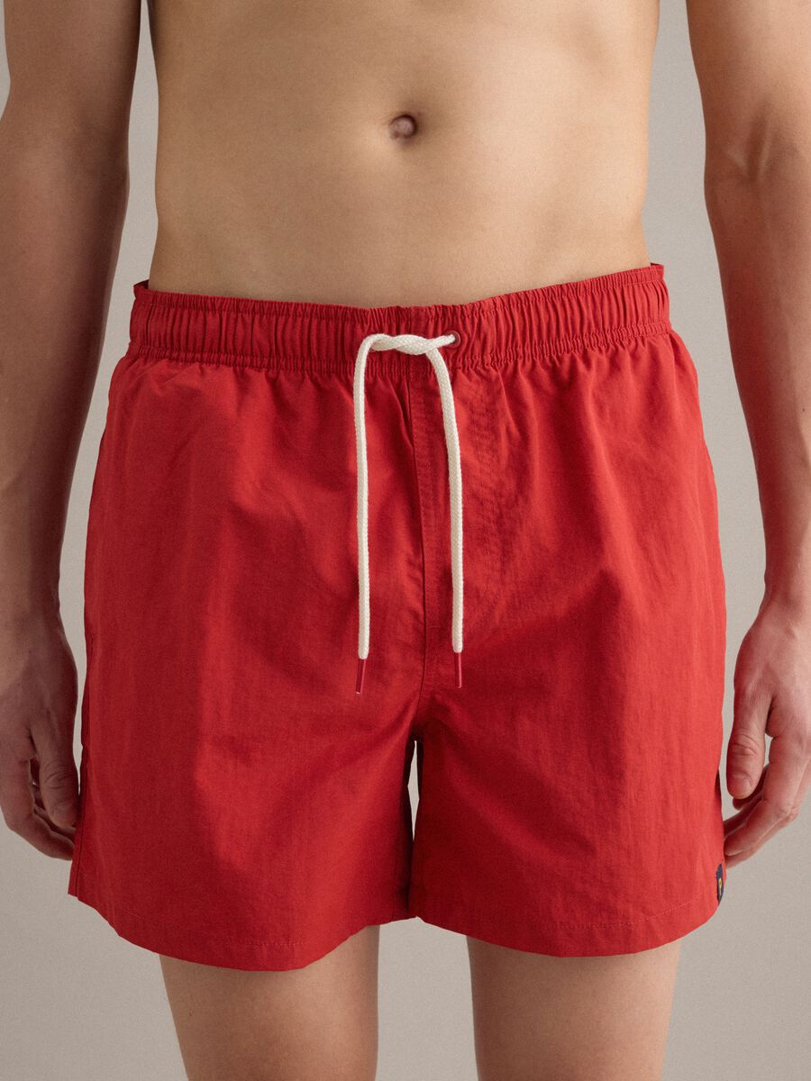 Short de bain rouge avec taille &eacute;lastiqu&eacute;e et cordon de serrage_1