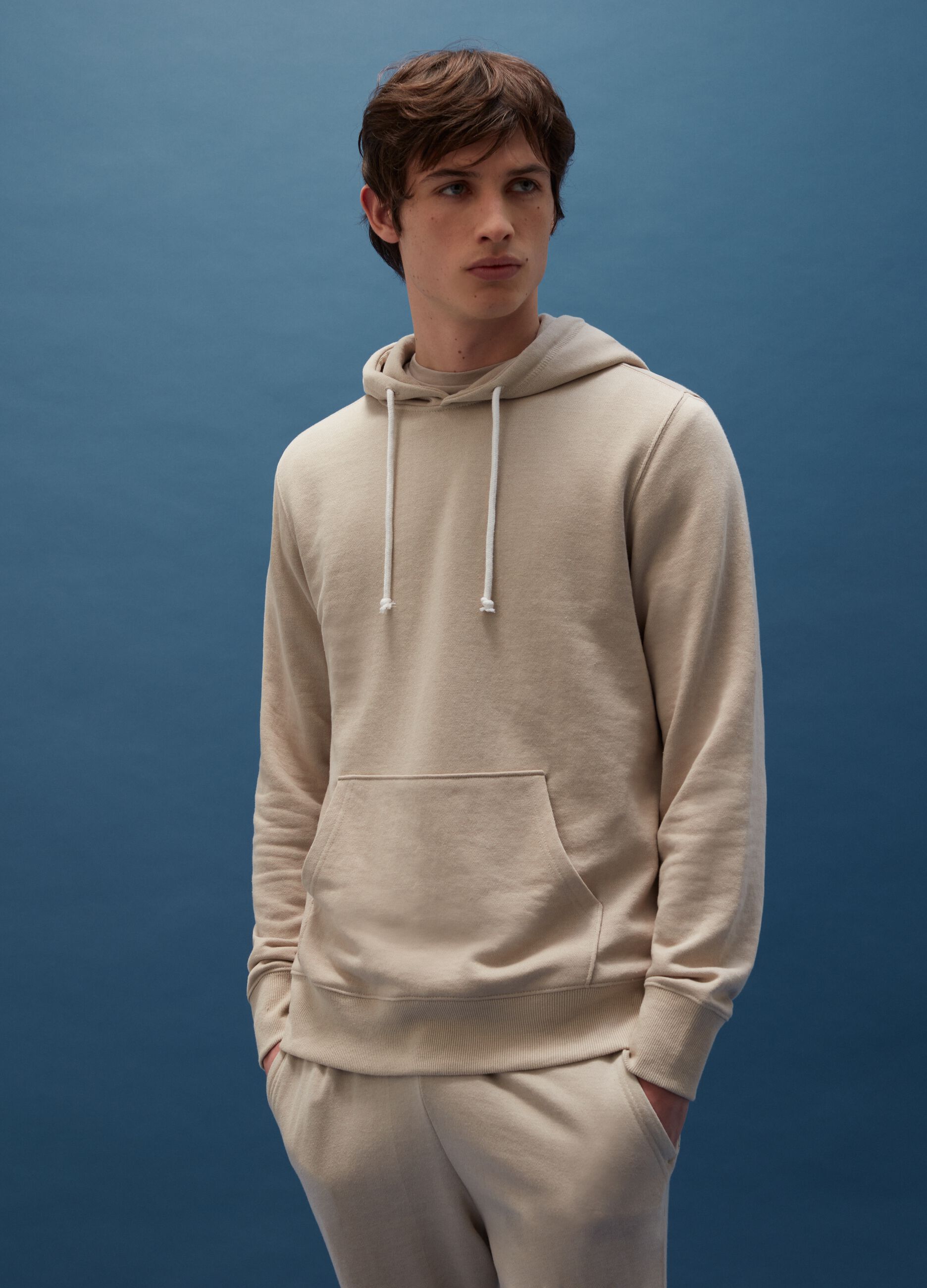 Sweatshirt with hood and pouch pocket