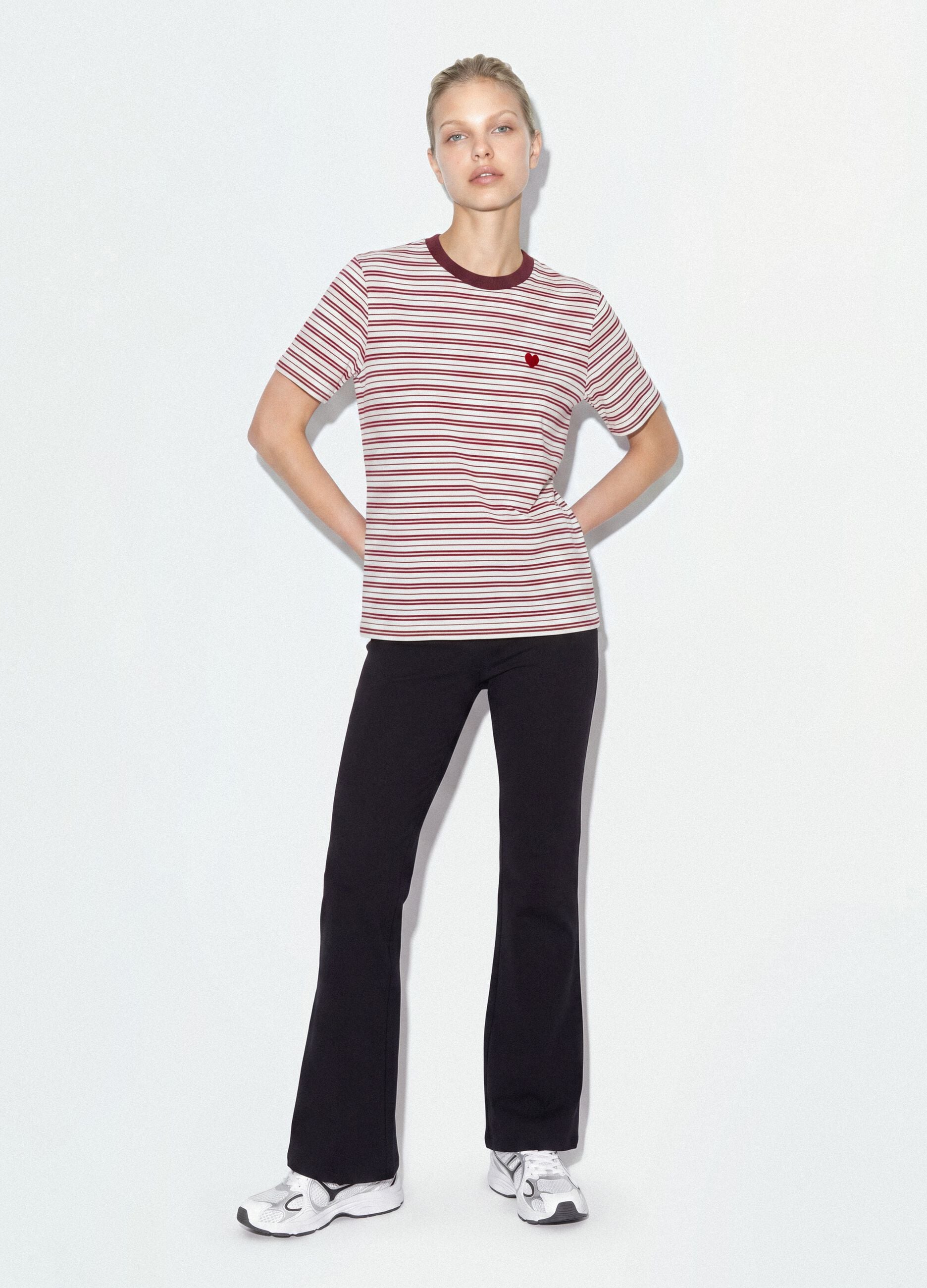 &Pi;&omicron;&lambda;ύ&chi;&rho;&omega;&mu;&omicron; &rho;&iota;&gamma;έ T-shirt relaxed fit &alpha;&pi;ό 100% &beta;&alpha;&mu;&beta;ά&kappa;&iota; &mu;&epsilon; &kappa;έ&nu;&tau;&eta;&mu;&alpha; &sigma;&tau;&omicron; &sigma;&tau;ή&theta;&omicron;&sigmaf;