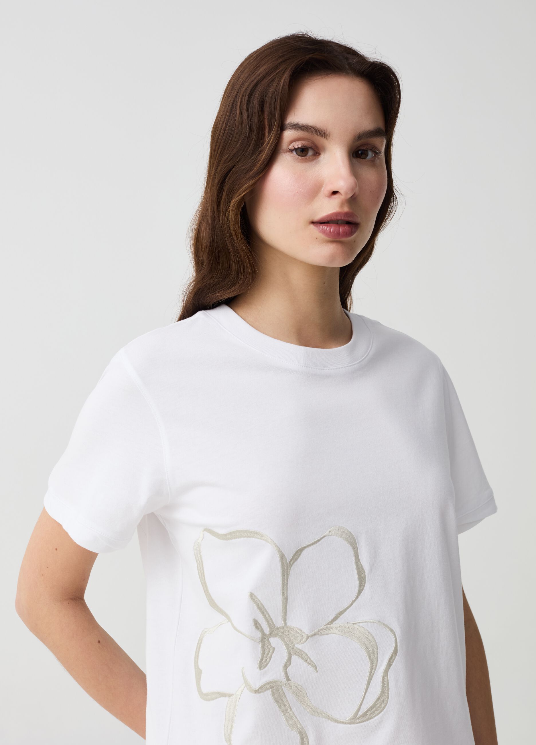 T-shirt con ricamo floreale in lurex