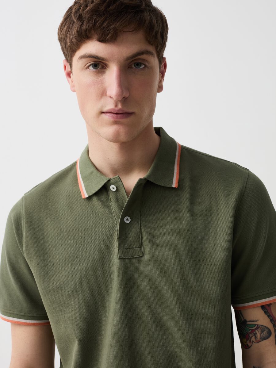 Polo shirt in piquet with striped edging_2