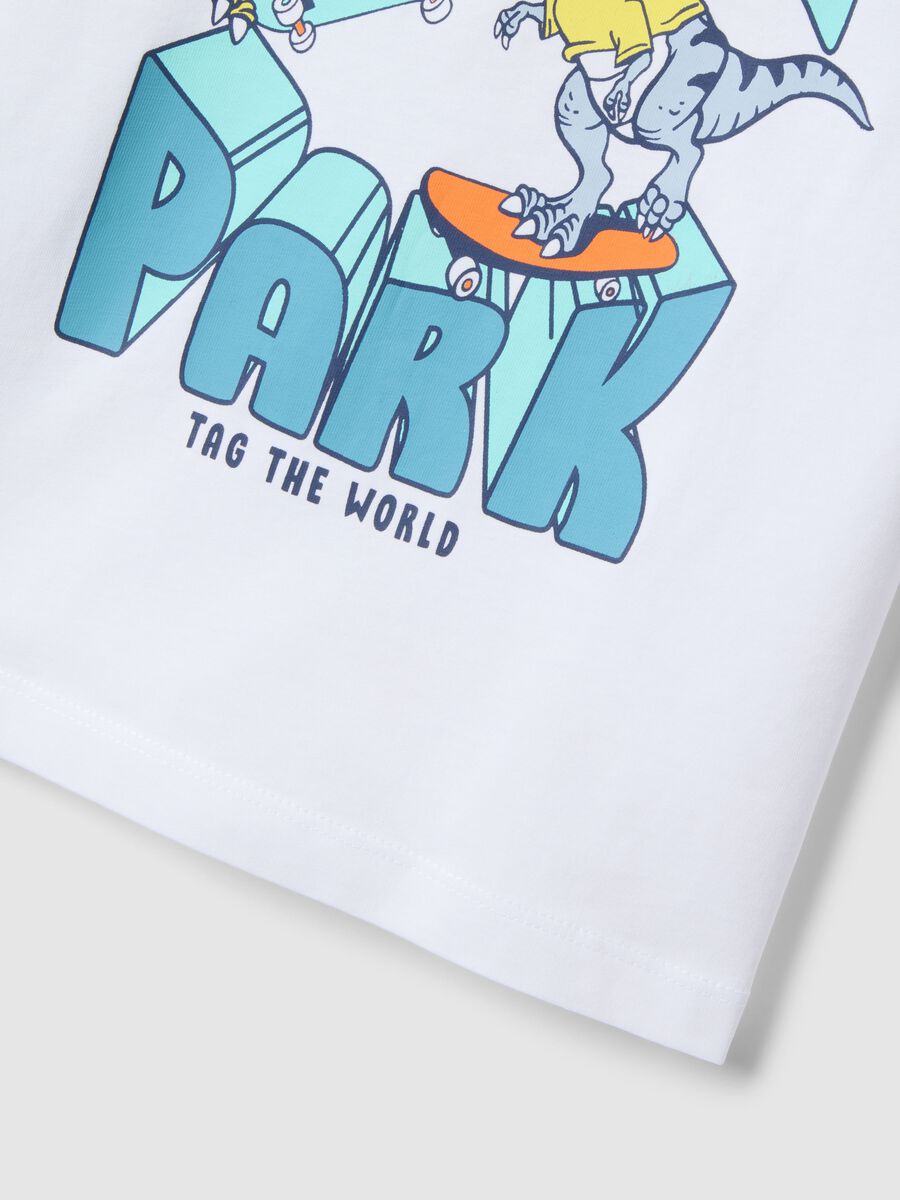 T-shirt in puro cotone bianca da bambino oversize fit con dinosauri_2