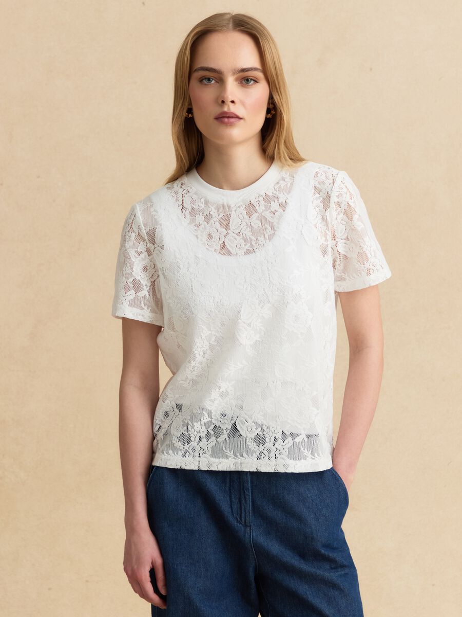 Wei&szlig;e T-Shirt im Regular Fit mit Blumen-Netzmuster_1