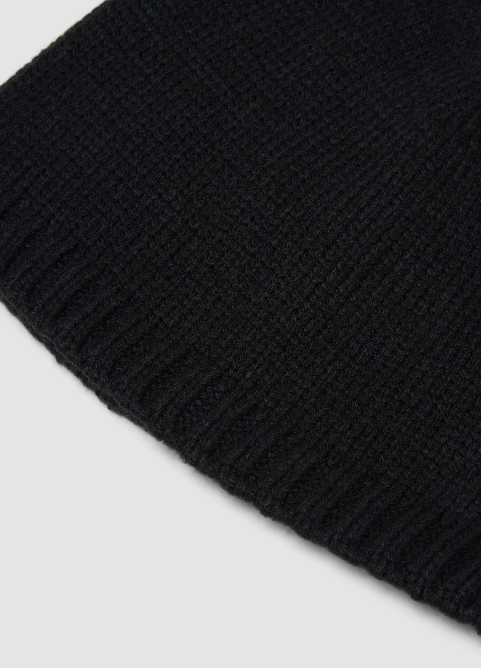 Cappello nero a costine