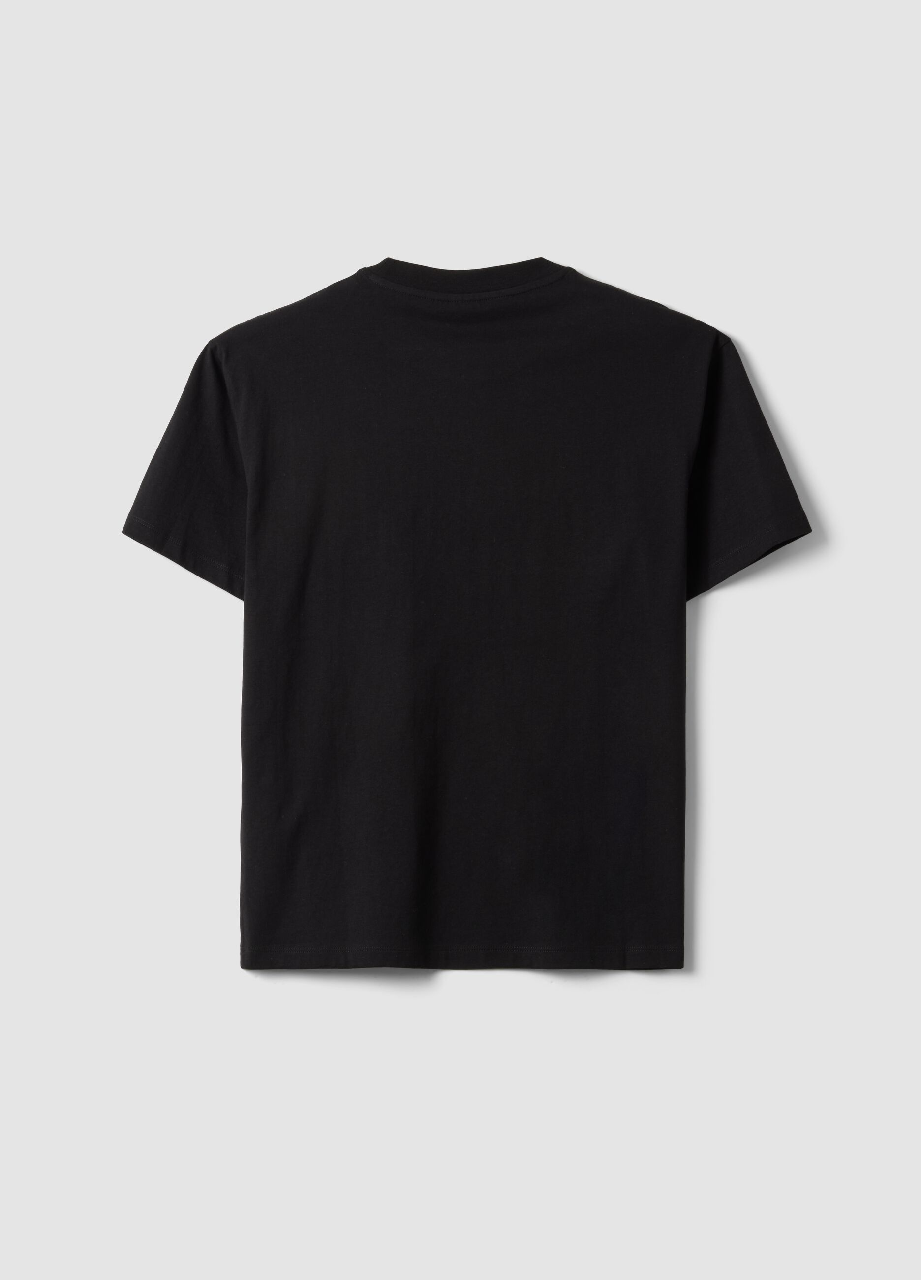 T-shirt preta em puro algod&atilde;o com estampado frontal, corte regular