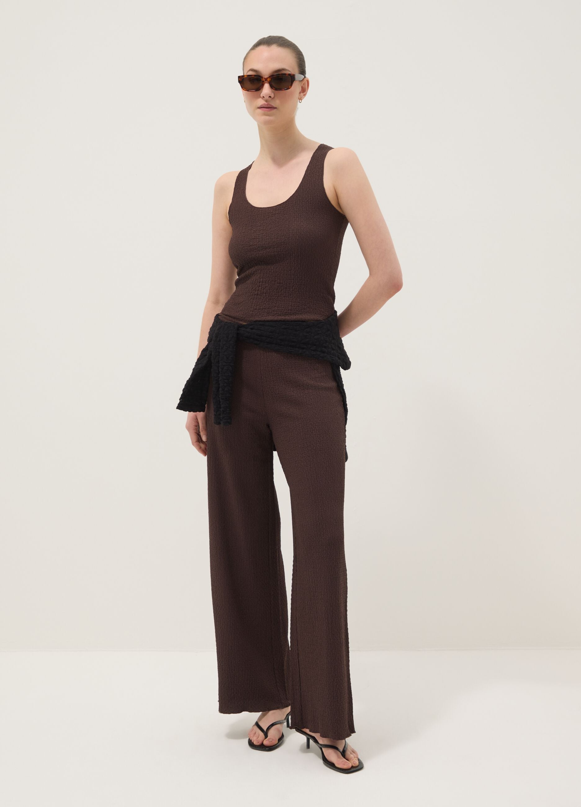 Pantal&oacute;n marr&oacute;n wide leg el&aacute;stico con textura arrugada