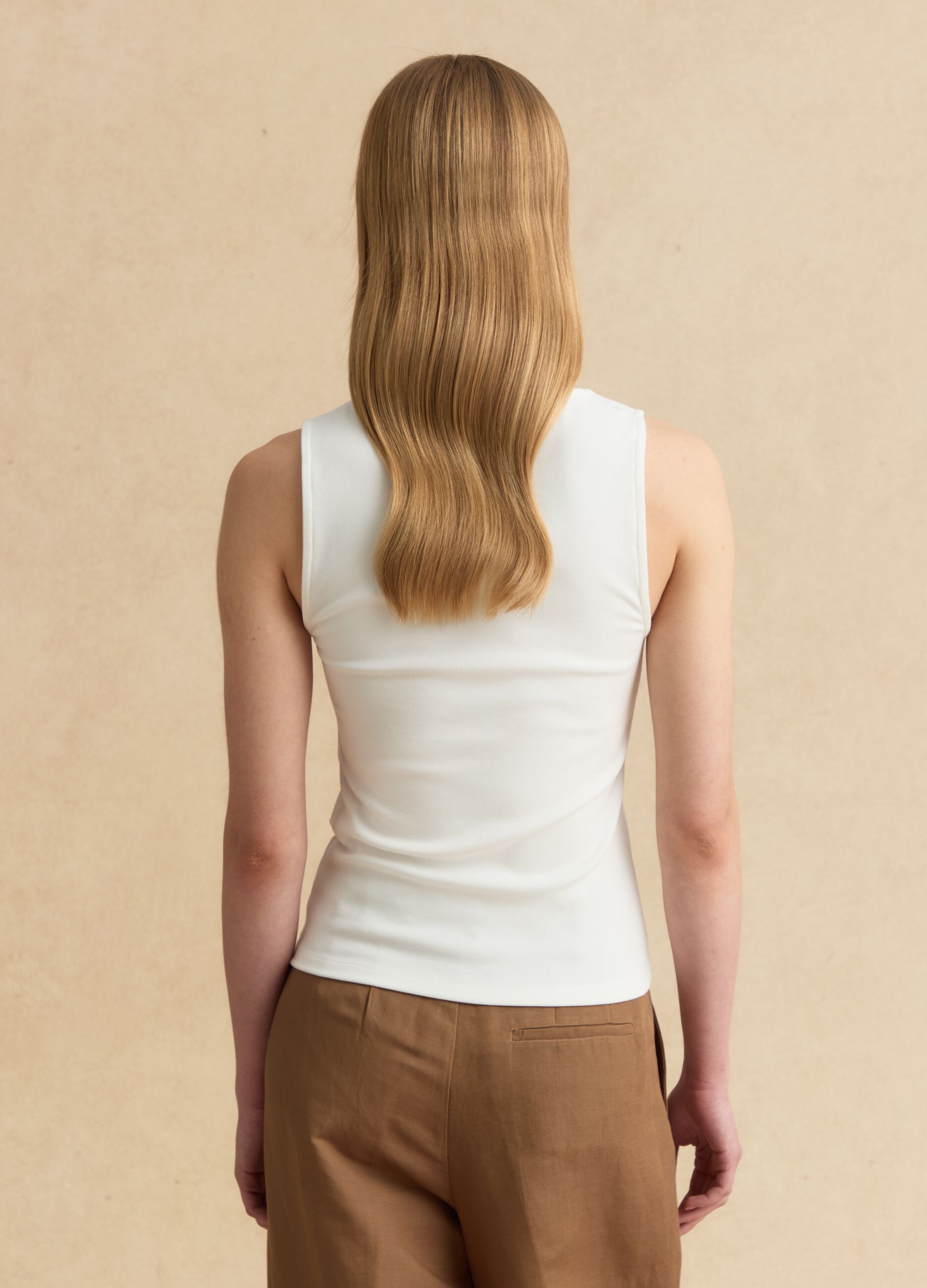 Top branco de al&ccedil;as em viscose el&aacute;stica com bordado