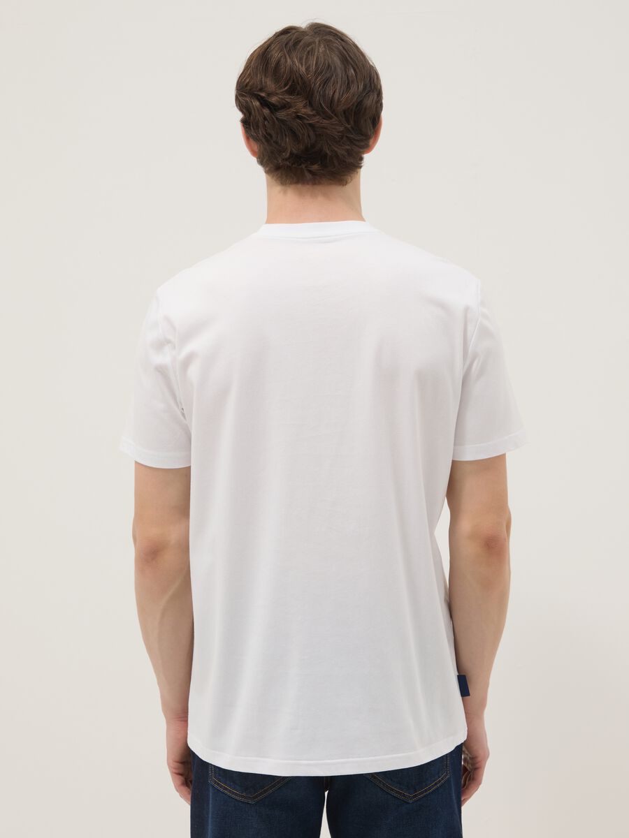 Wei&szlig;es T-Shirt aus reiner Baumwolle mit Frontprint, Regular Fit_3