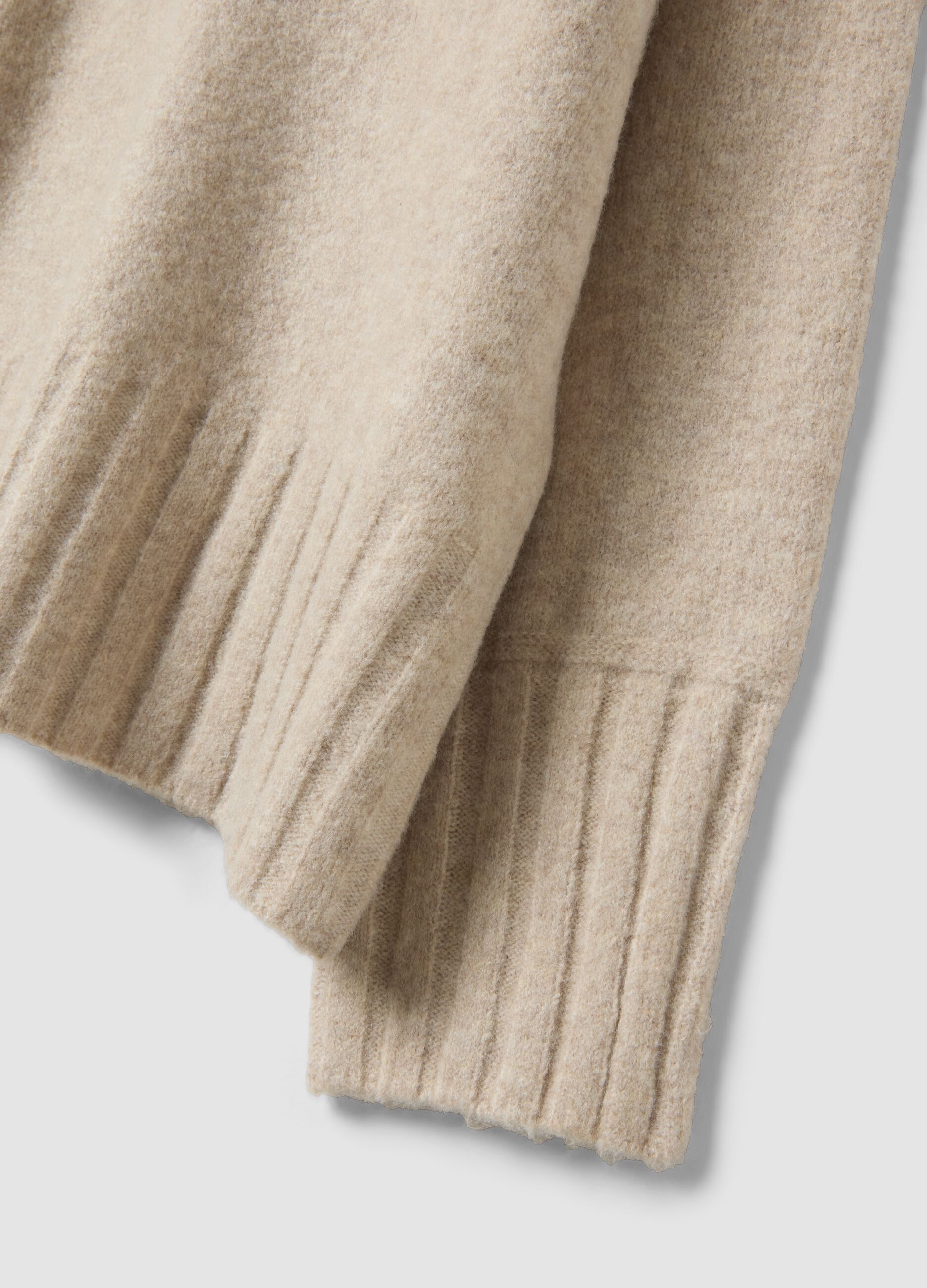Maglione beige in tessuto elasticizzato girocollo