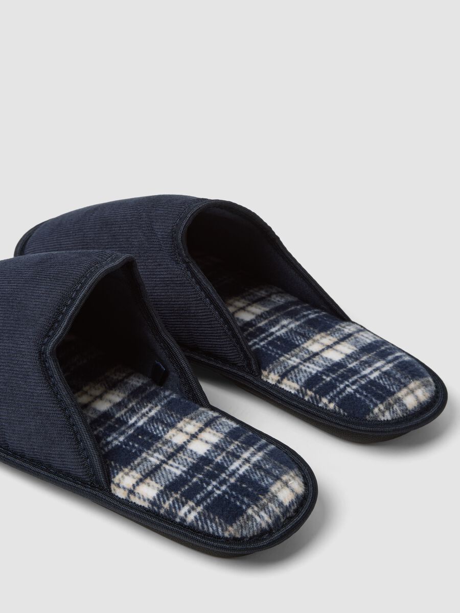Blue men's slippers with checked lining_1