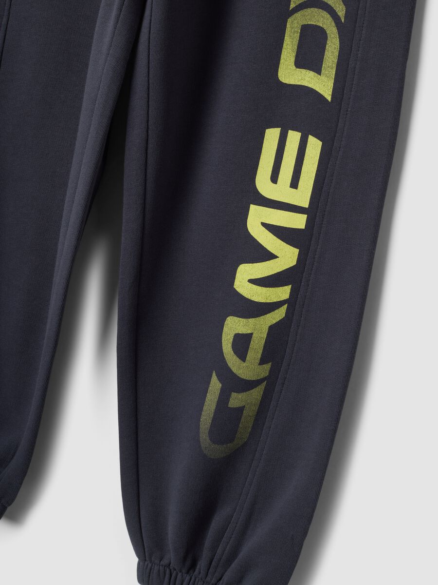 Pantaloni jogger grigi in puro cotone organico con stampa_2