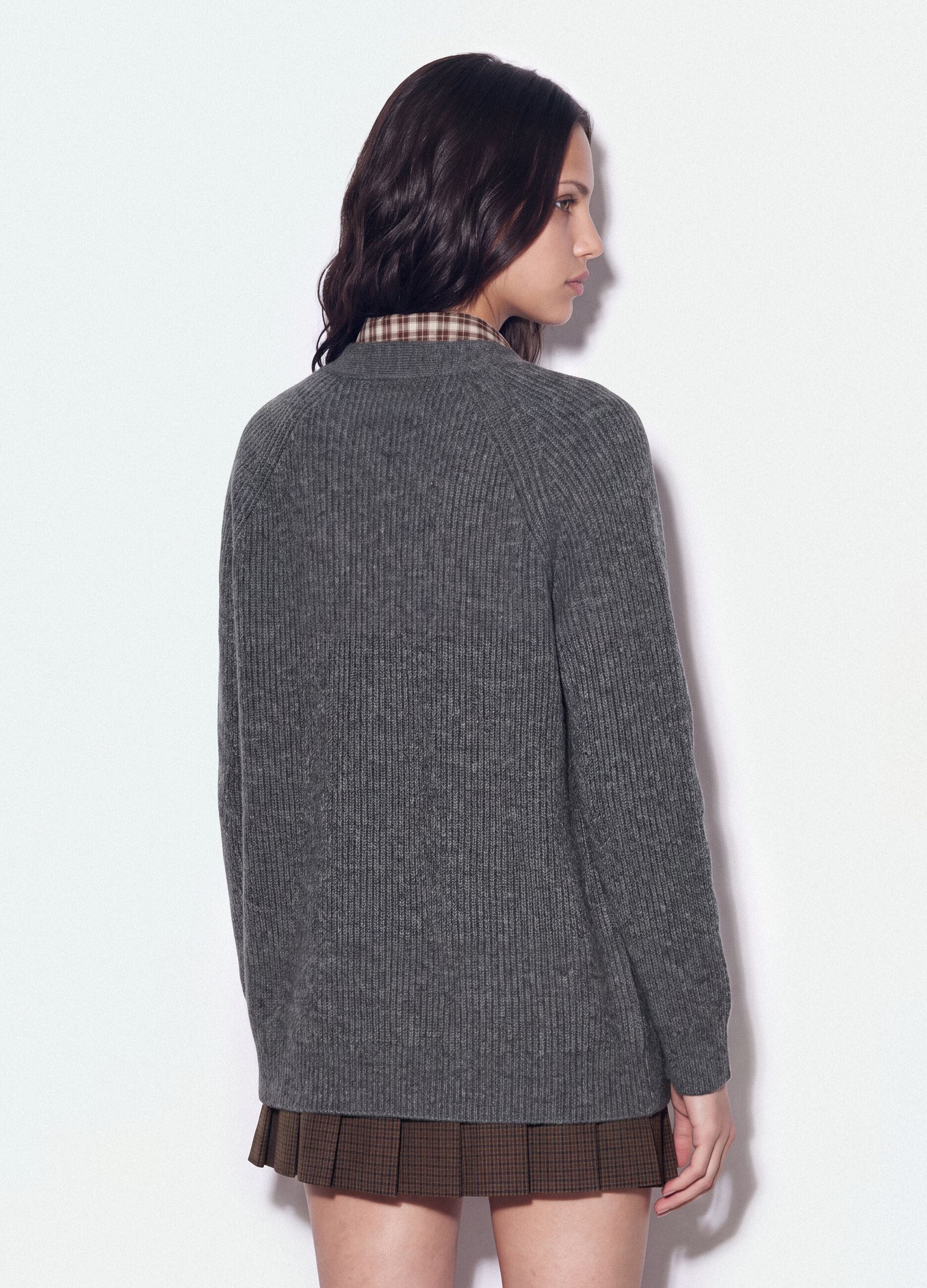 Graue Strickjacke aus elastischer Wolle mit tiefem V-Ausschnitt, Oversize-Fit