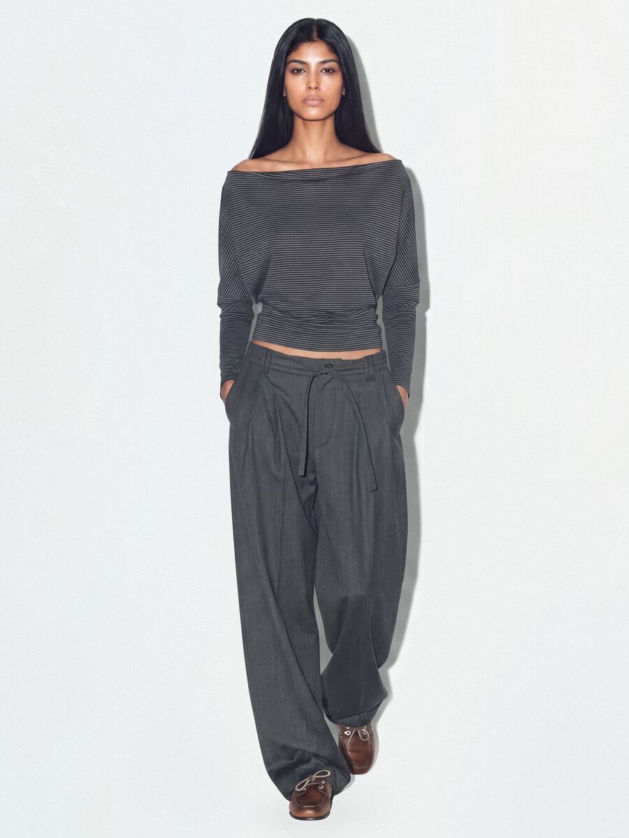 T-shirt grigia in viscosa elasticizzata con scollo a barchetta a righe_1