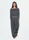 T-shirt grigia in viscosa elasticizzata con scollo a barchetta a righe_1
