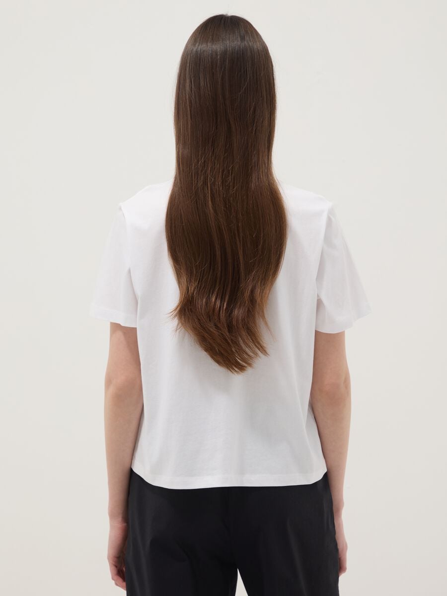 Camiseta blanca de algod&oacute;n puro con bordados, corte regular_3
