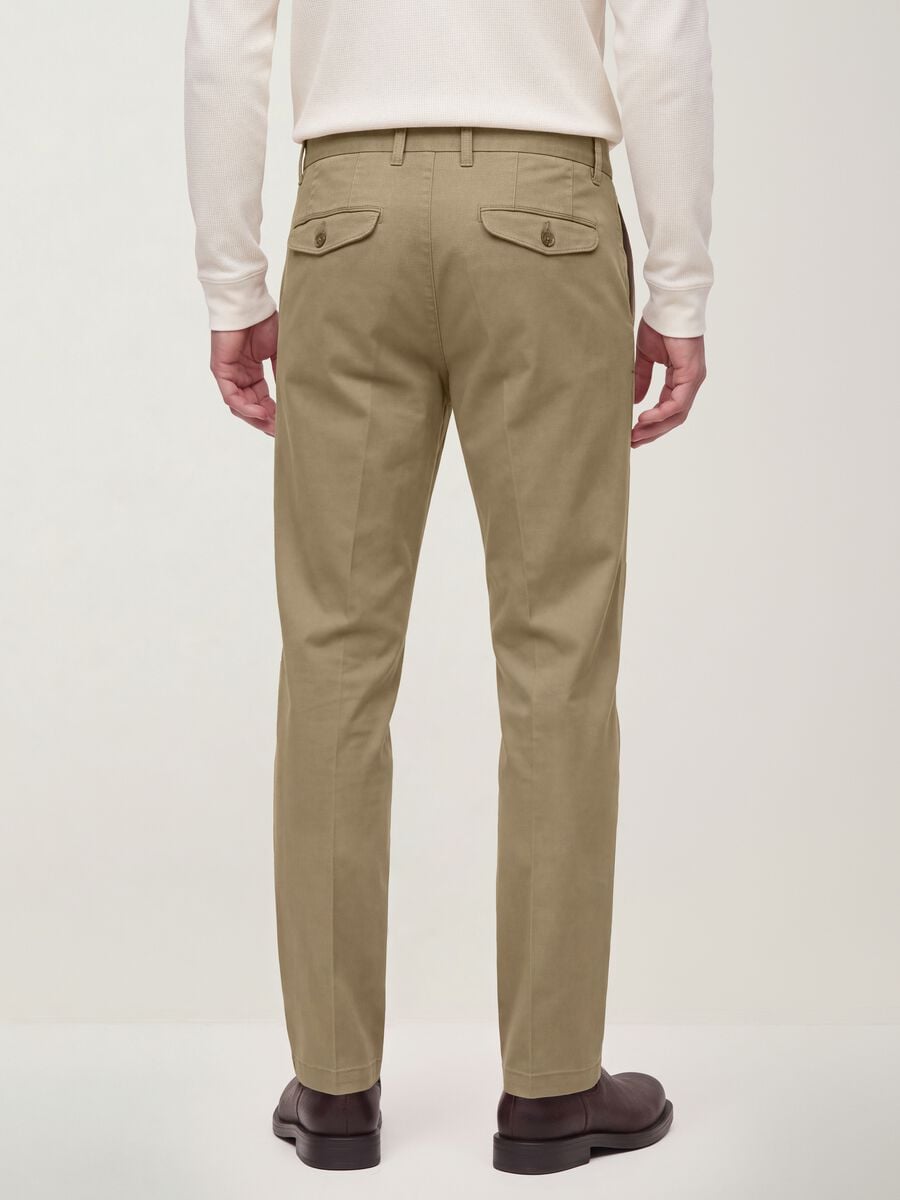 Pantaloni chino beige in twill di cotone elasticizzato regular tapered fit_2