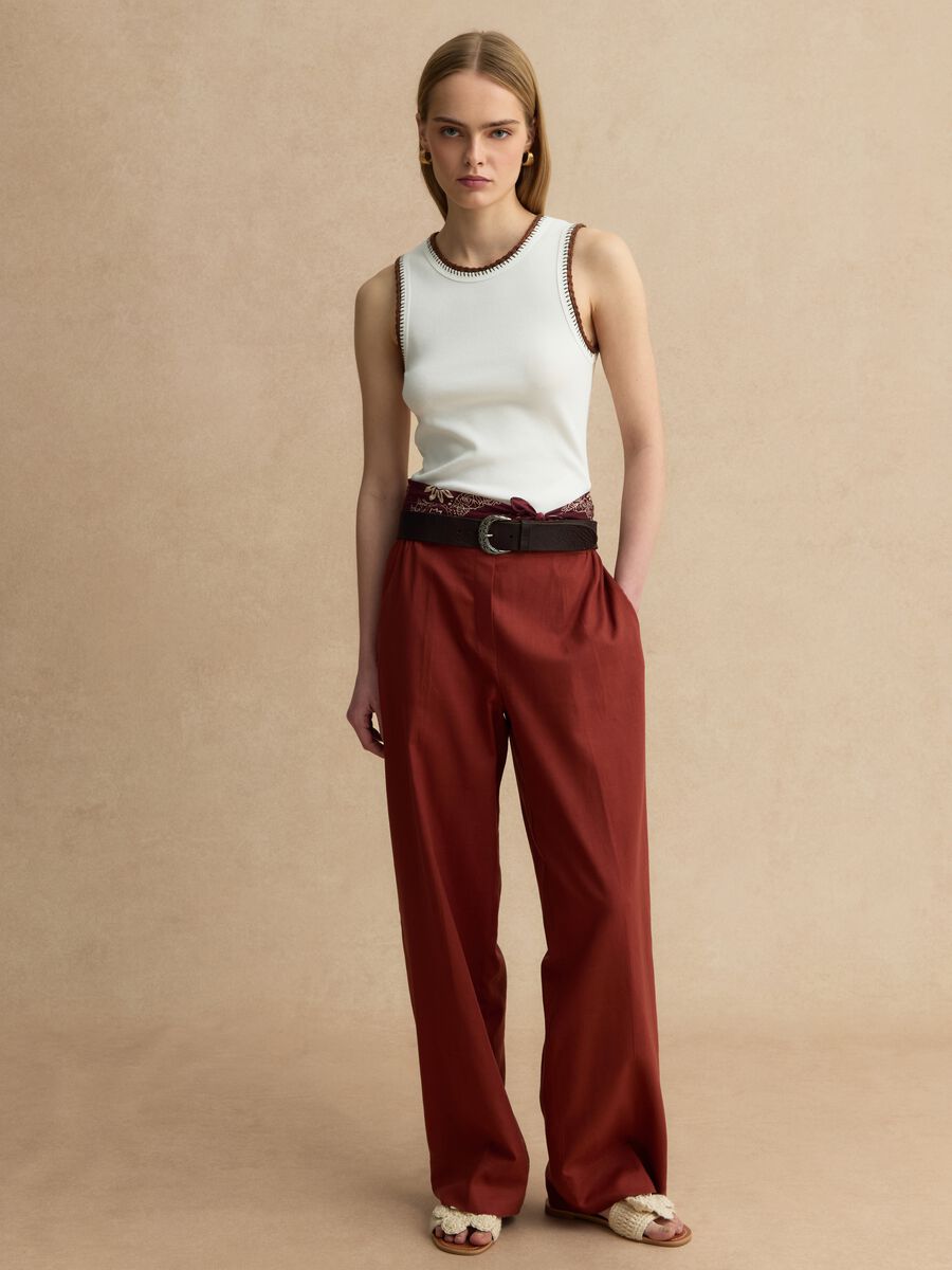 Wei&szlig;e Stretch-Baumwolle Weste Regular Fit mit Stickr&auml;ndern_2