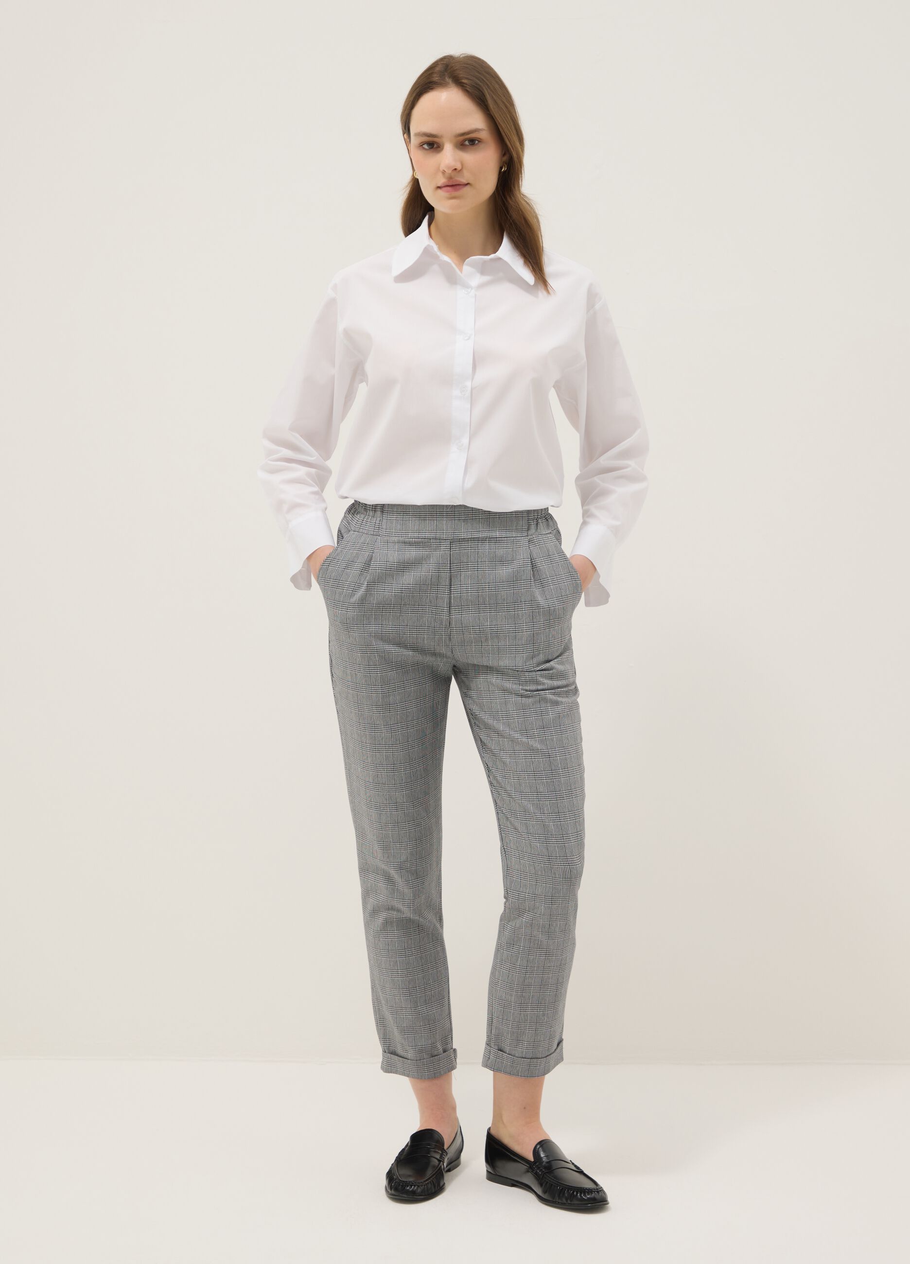 Cal&ccedil;as cinzentas aos quadrados regular fit em mistura de algod&atilde;o el&aacute;stica