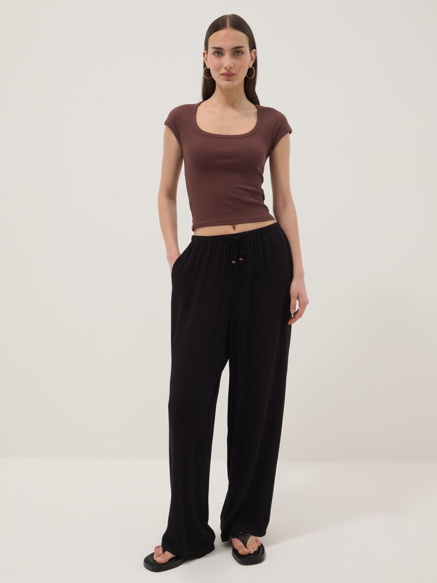 Camiseta marr&oacute;n de algod&oacute;n el&aacute;stico de manga corta_2