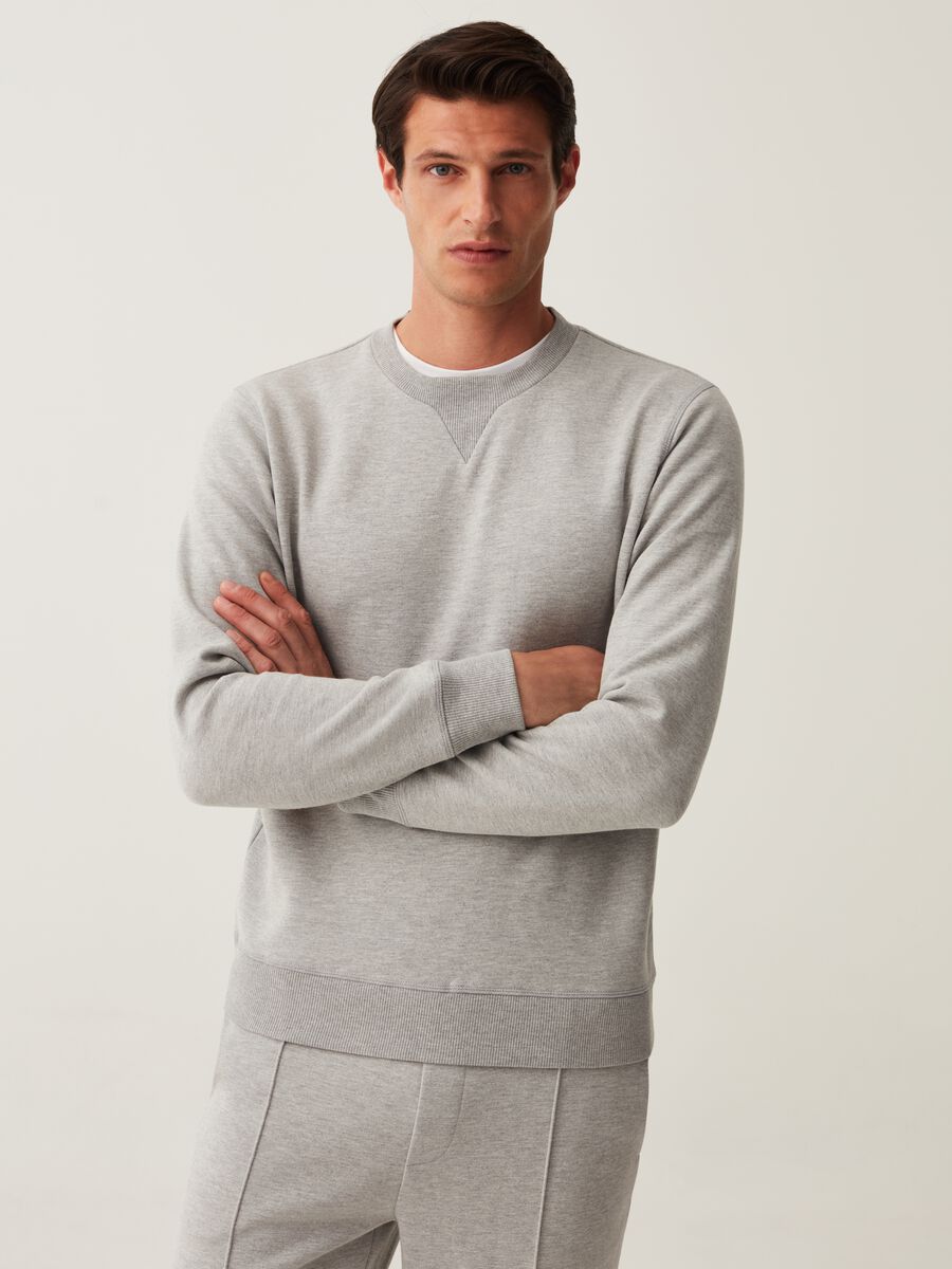 Sweatshirt with round neck and V detail_0
