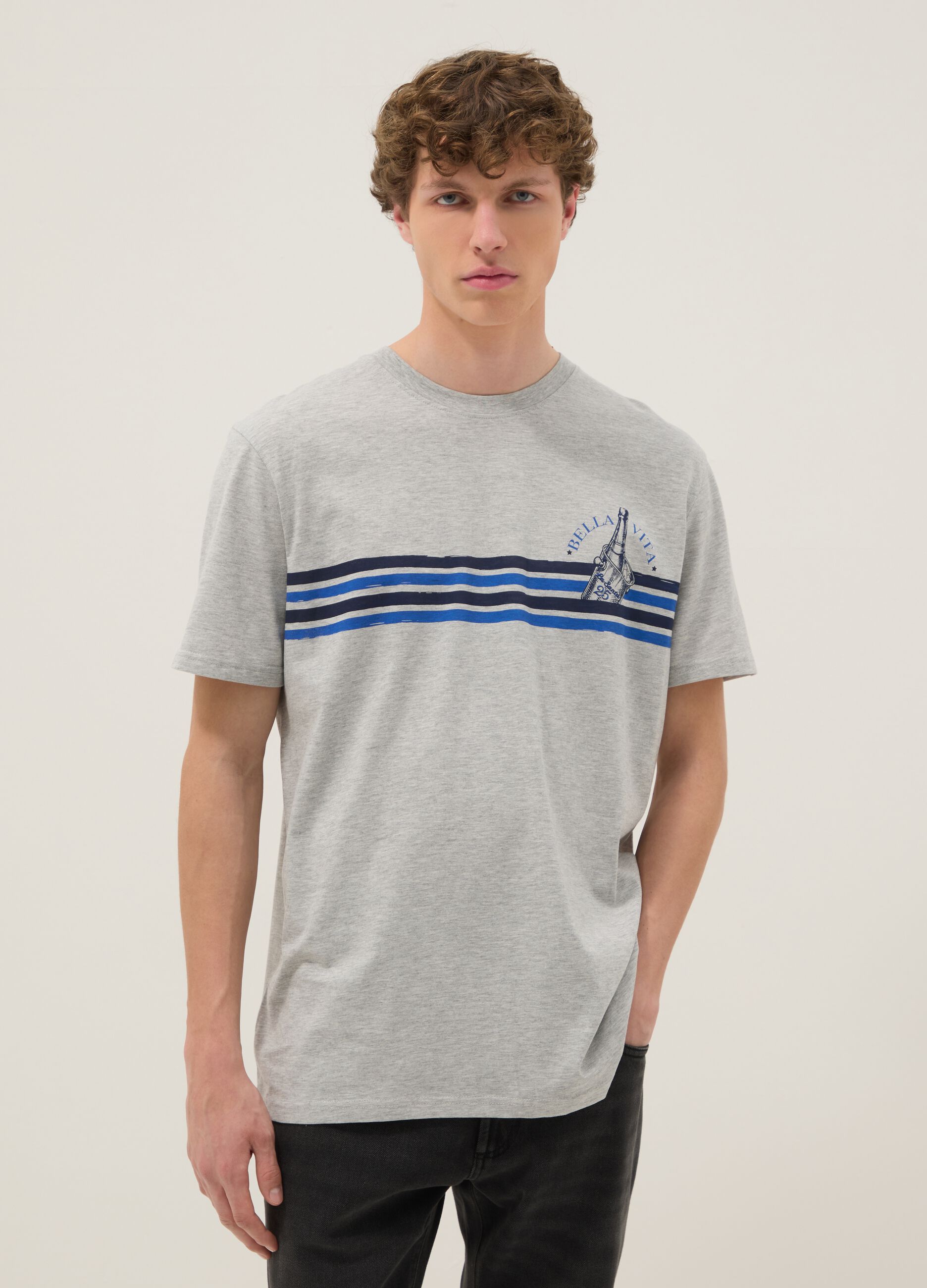 Graues T-Shirt aus reiner Baumwolle mit blauen Streifen