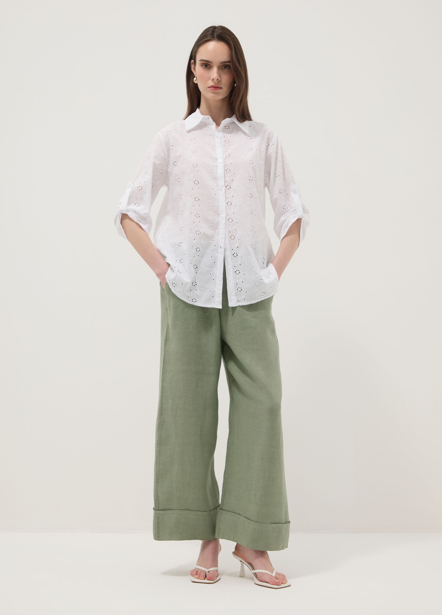 Chemise blanche en coton pur broderie anglaise, coupe regular