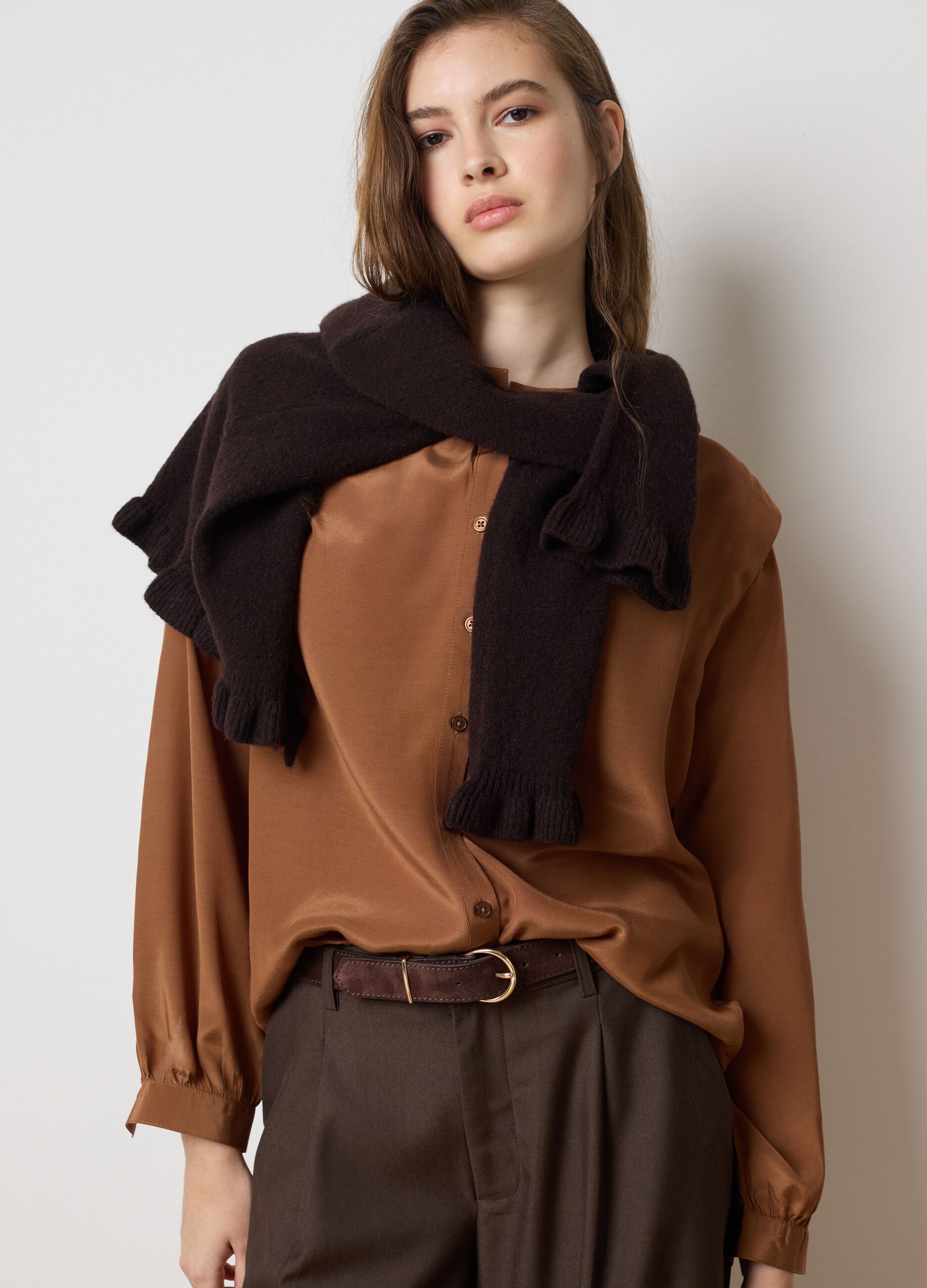 &Kappa;&alpha;&phi;έ &pi;&omicron;&upsilon;&kappa;ά&mu;&iota;&sigma;&omicron; &mu;&epsilon; &mu;&alpha;&kappa;&rho;&iota;ά &mu;&alpha;&nu;ί&kappa;&iota;&alpha;, &kappa;&alpha;&nu;&omicron;&nu;&iota;&kappa;ή &gamma;&rho;&alpha;&mu;&mu;ή, &mu;&epsilon; &kappa;&iota;&nu;έ&zeta;&iota;&kappa;&omicron; &kappa;&omicron;&lambda;ά&rho;&omicron;