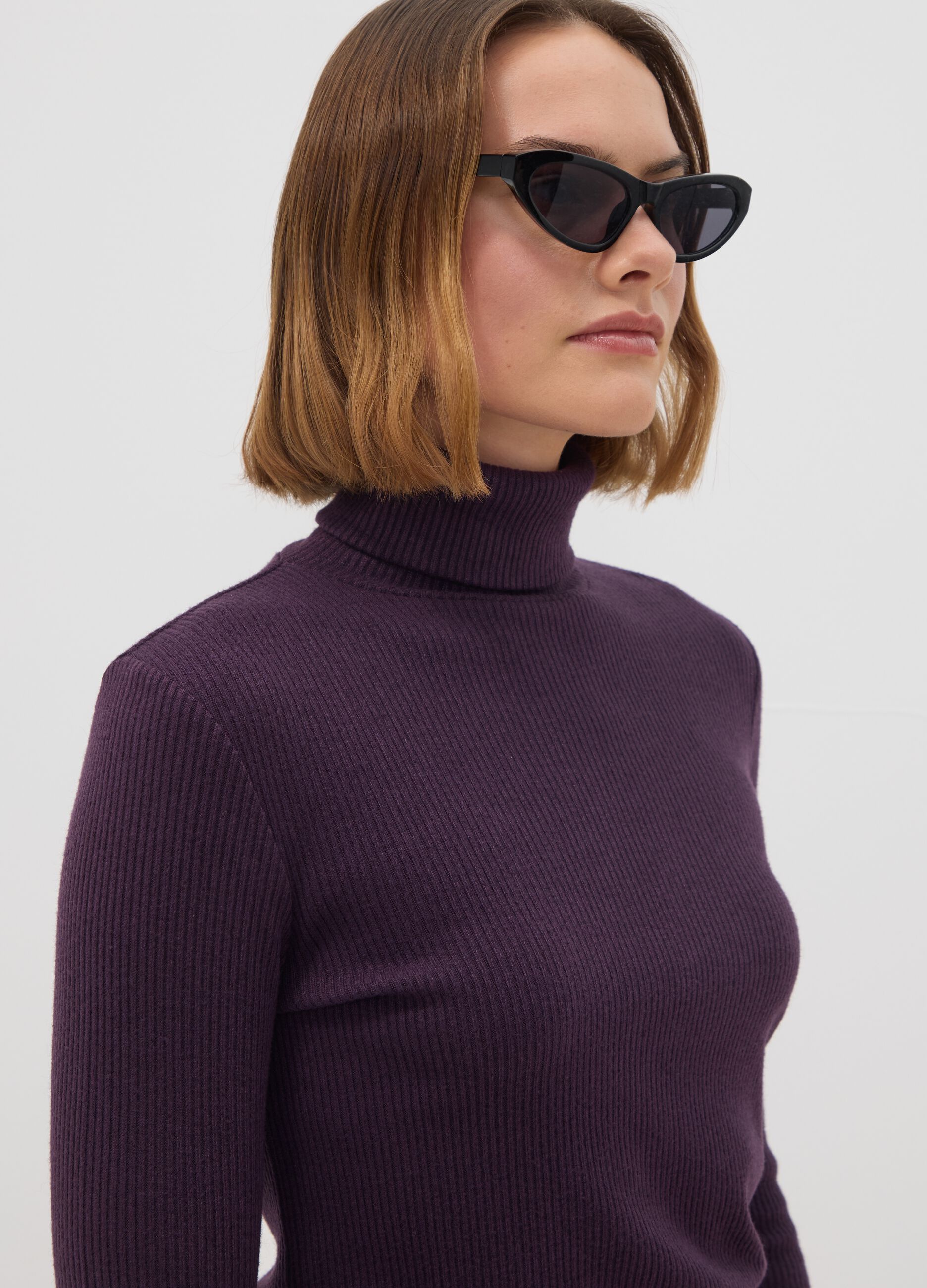 Maglia viola in misto viscosa a costine con girocollo