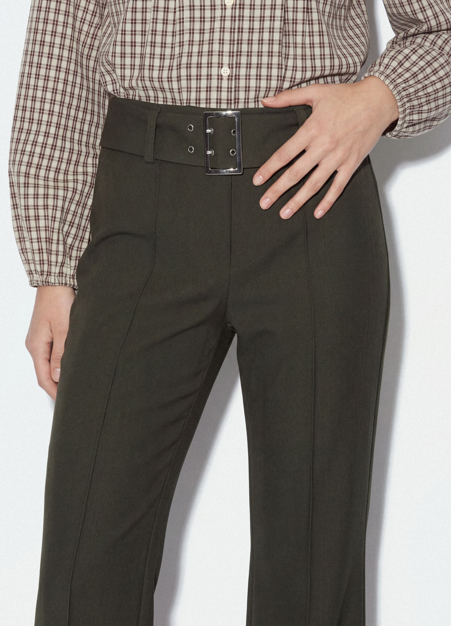 Pantaloni verdi in viscosa elasticizzata slim fit