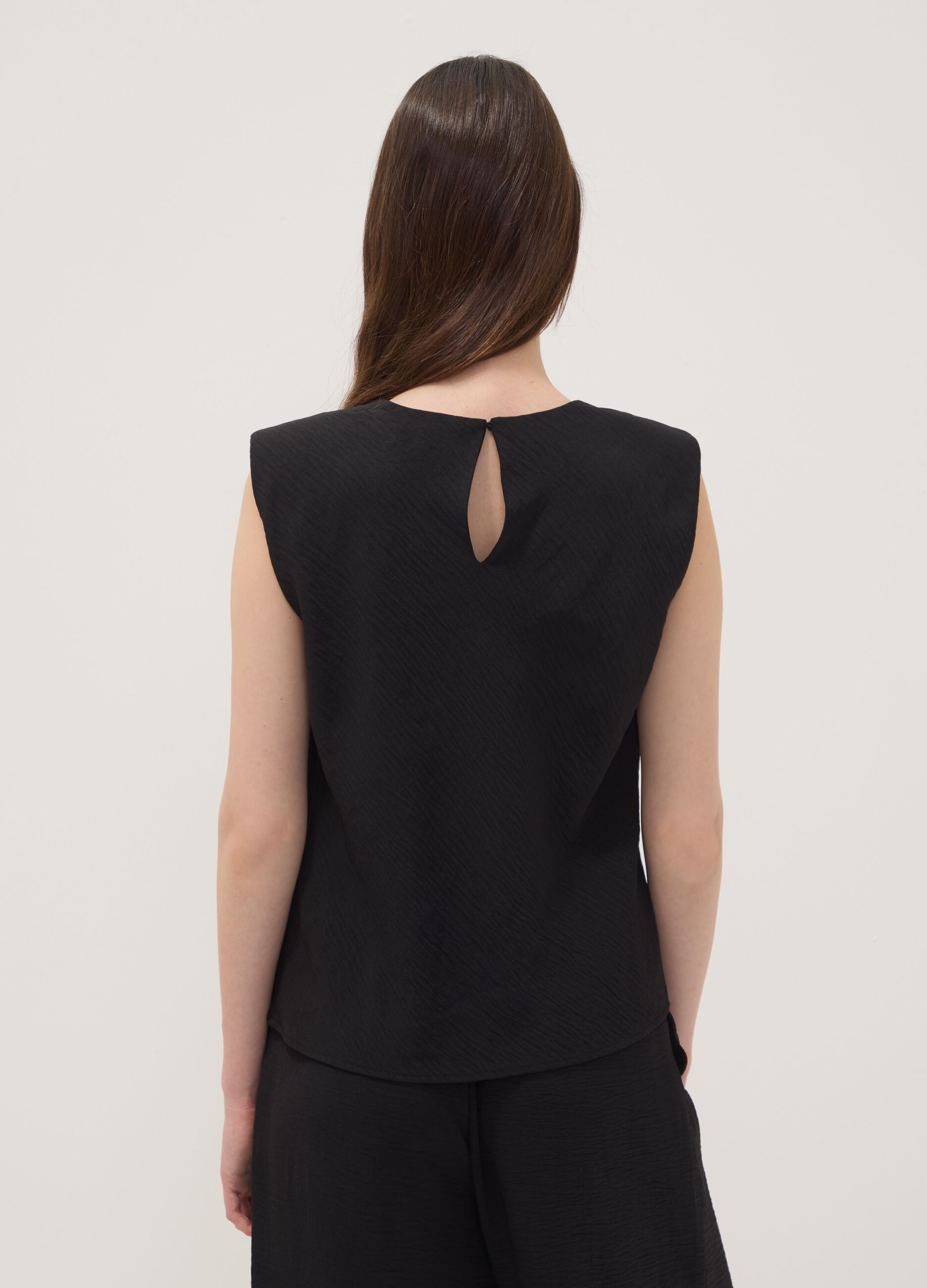 Black sleeveless pleated-texture blouse, regular fit