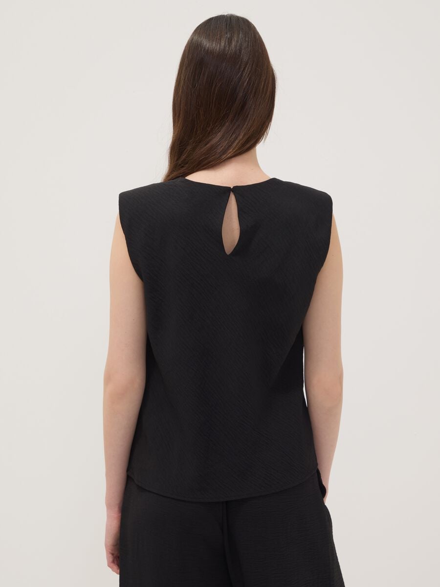 Schwarze &auml;rmellose Bluse mit Pliss&eacute;-Struktur, Regular Fit_3