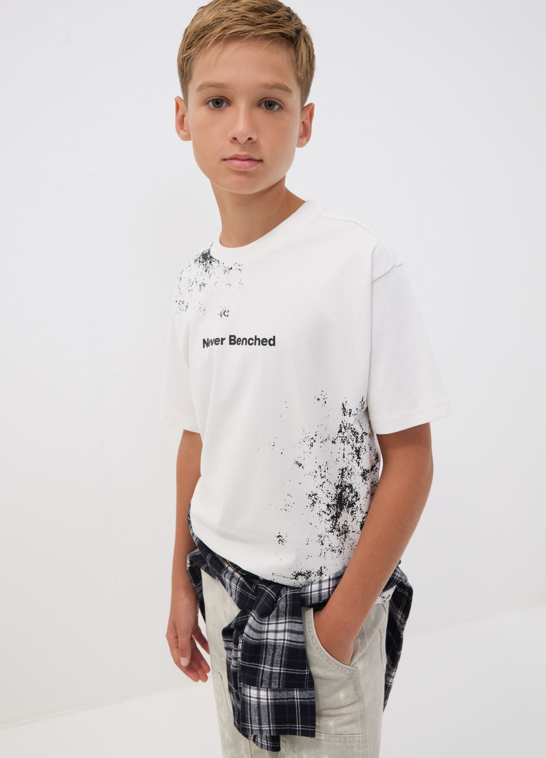 White oversized pure cotton T-shirt with "Never Benched" slogan for boys