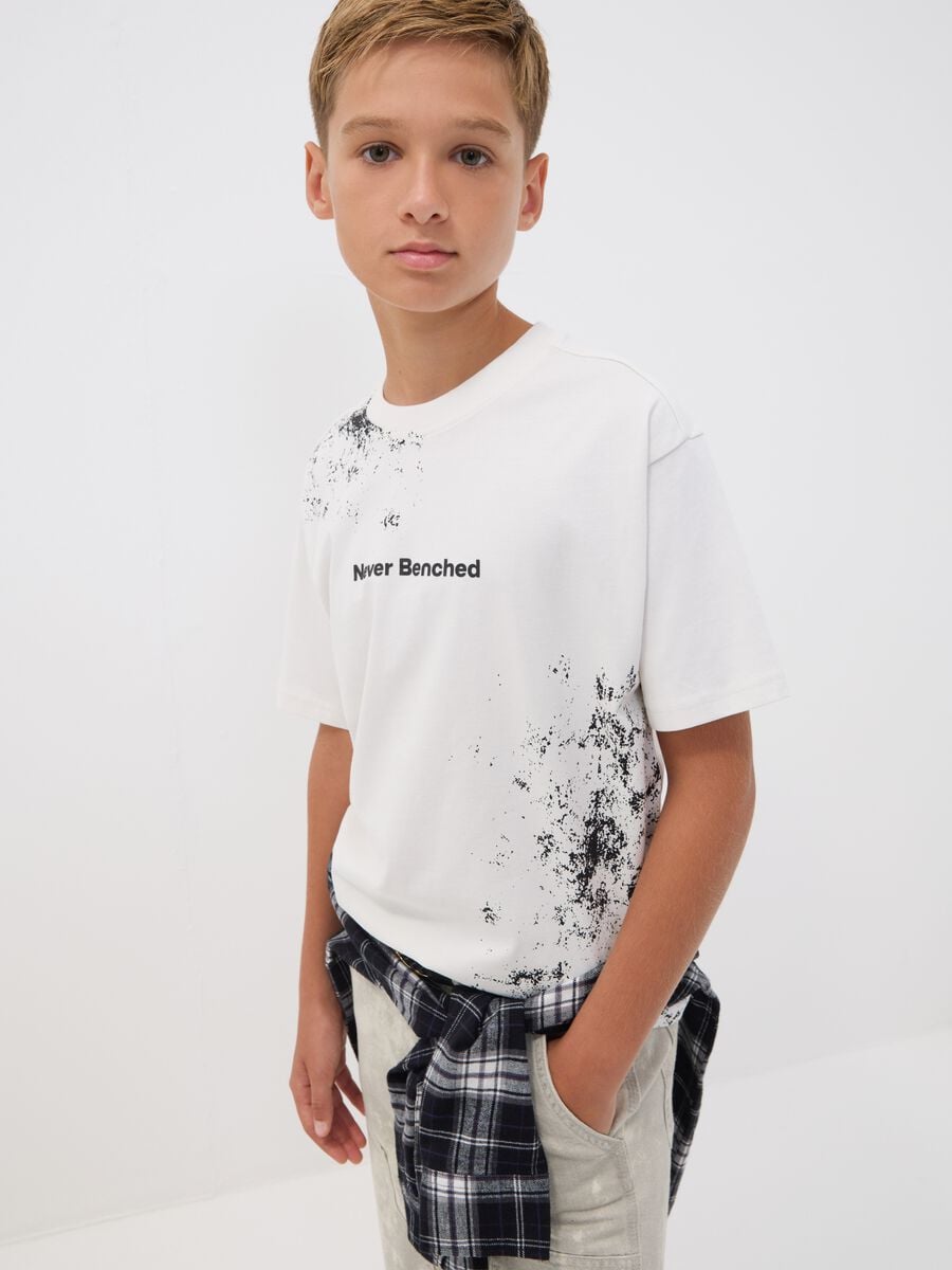 T-shirt blanc oversize en pur coton avec inscription &laquo; Never Benched &raquo; pour gar&ccedil;on_1