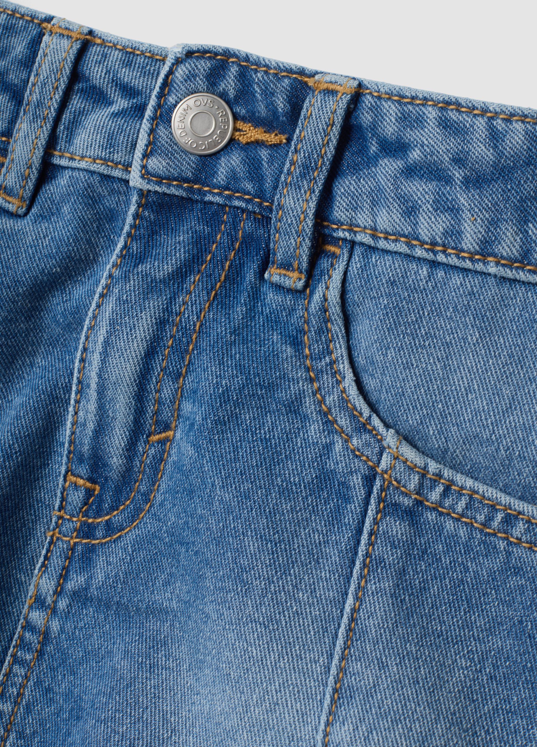 Gonna denim blu in puro cotone con orlo sfrangiato